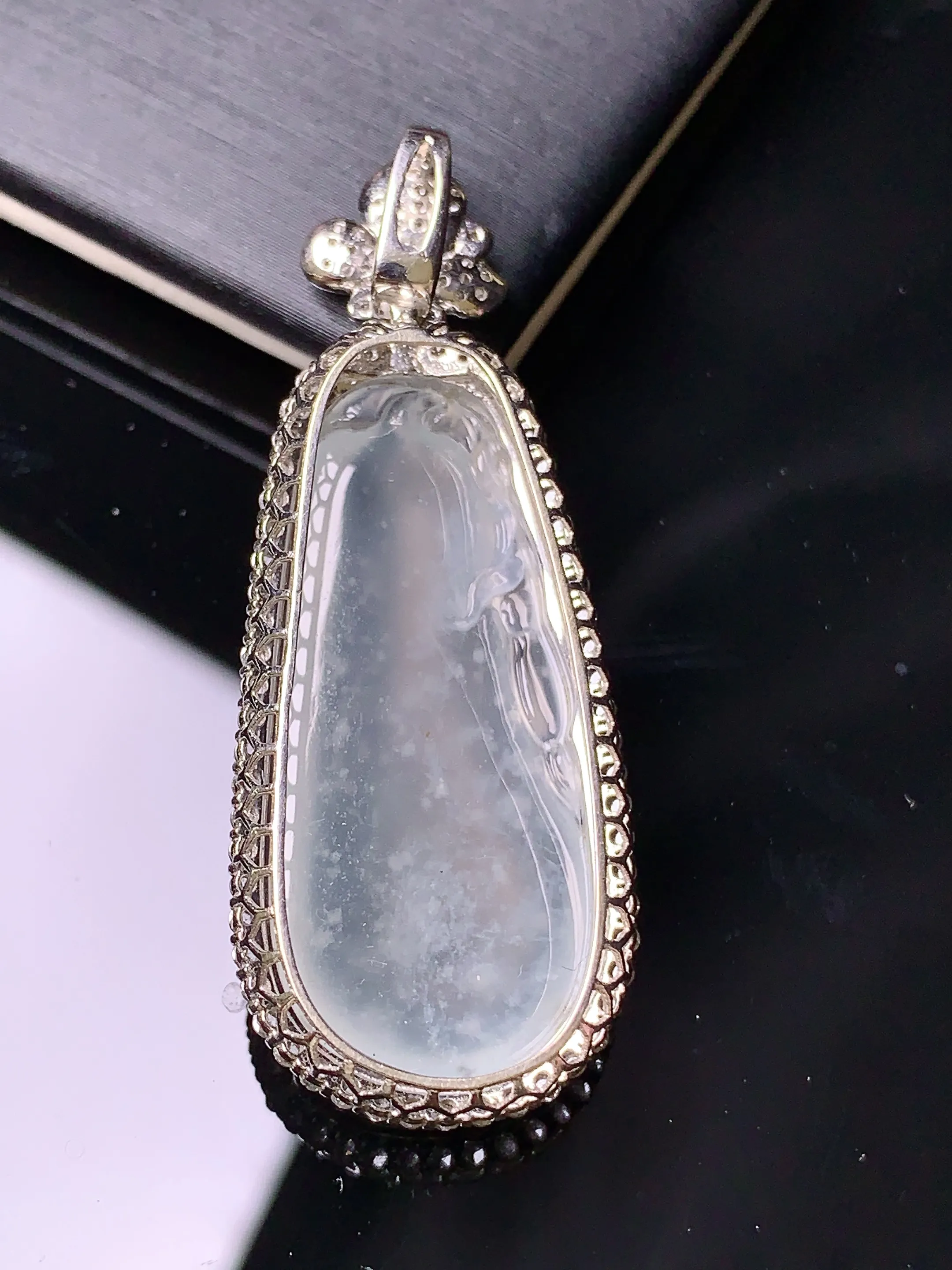 18k金钻镶嵌冰种木那料雪花棉福瓜吊坠 玉质细腻 水润亮眼 色泽艳丽 整体尺寸47*18*8.2