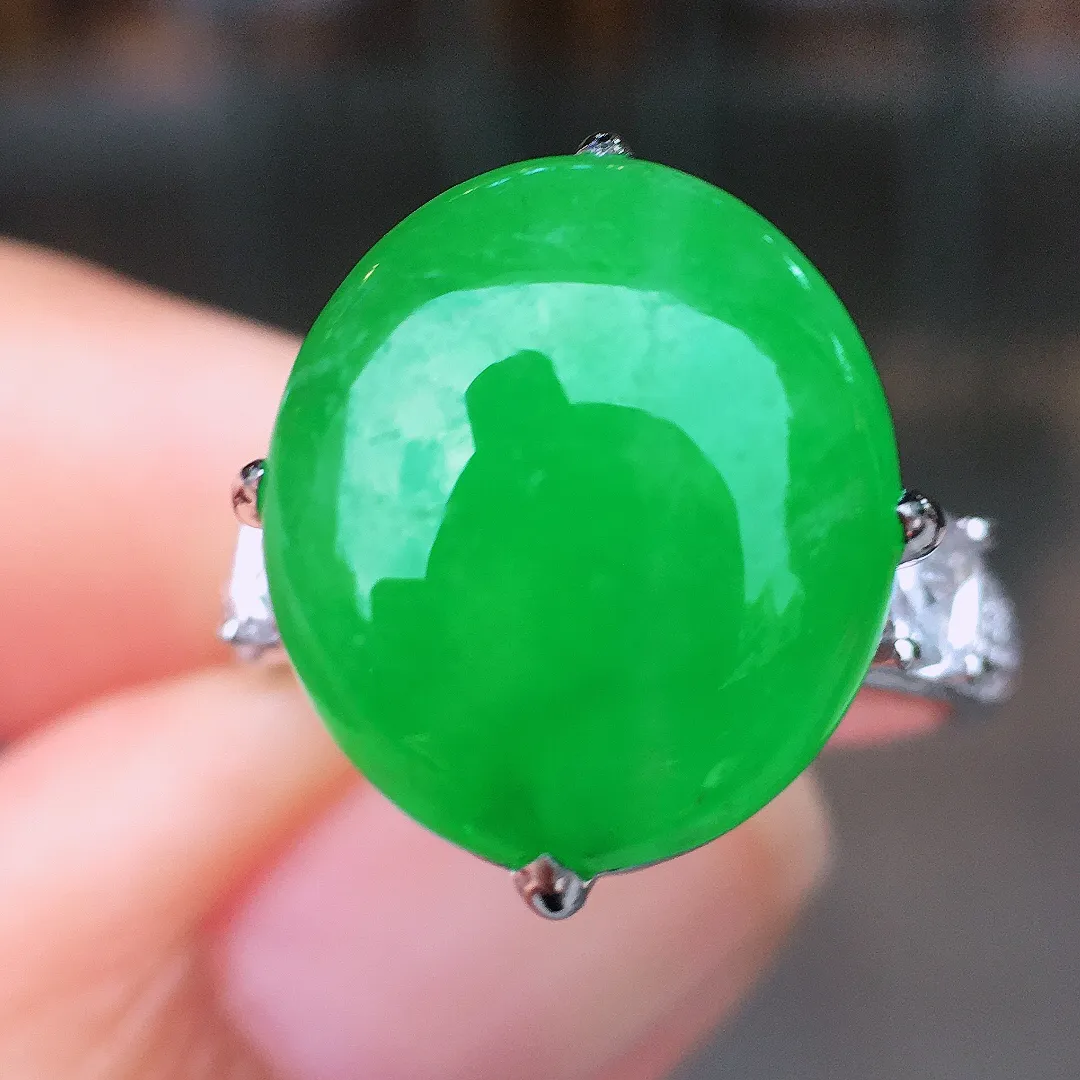 阳绿蛋面戒指，色泽均匀艳丽，玉质细腻，荧光感超
强，饱满圆润，简单大方，尽显优雅气质，18k
金豪华