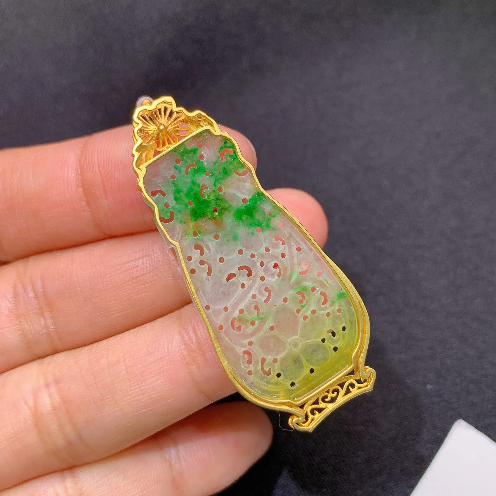 冰黄绿花瓶吊坠，18k金镶嵌，冰润鲜艳，种水足 尺寸47.7*19.5*3.7