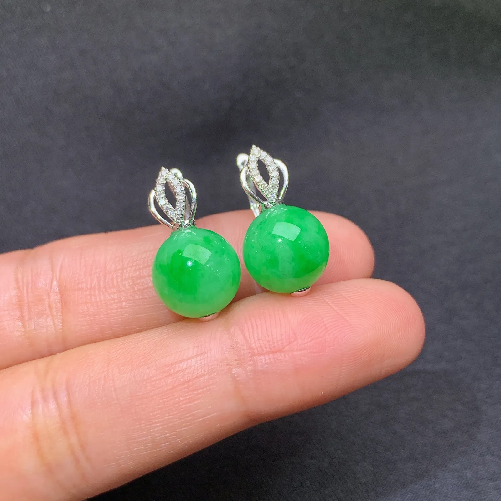 阳绿圆珠耳坠，18k金镶嵌，简约时尚，冰润色阳，种水足 直径10