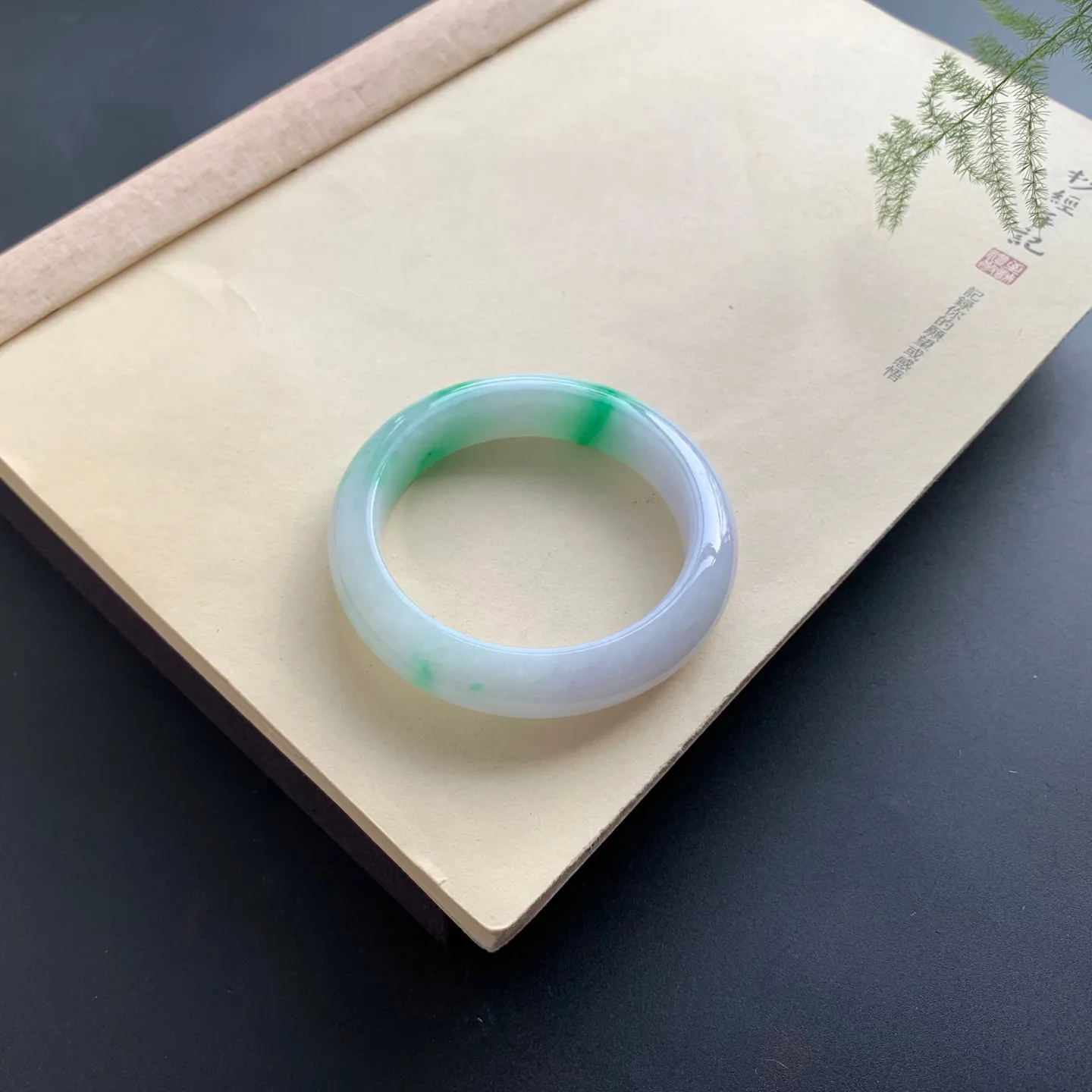 54.8圈口飘绿正圈手镯 尺寸：54.8-13-9.2，无纹裂，细腻光滑，色辣靓丽