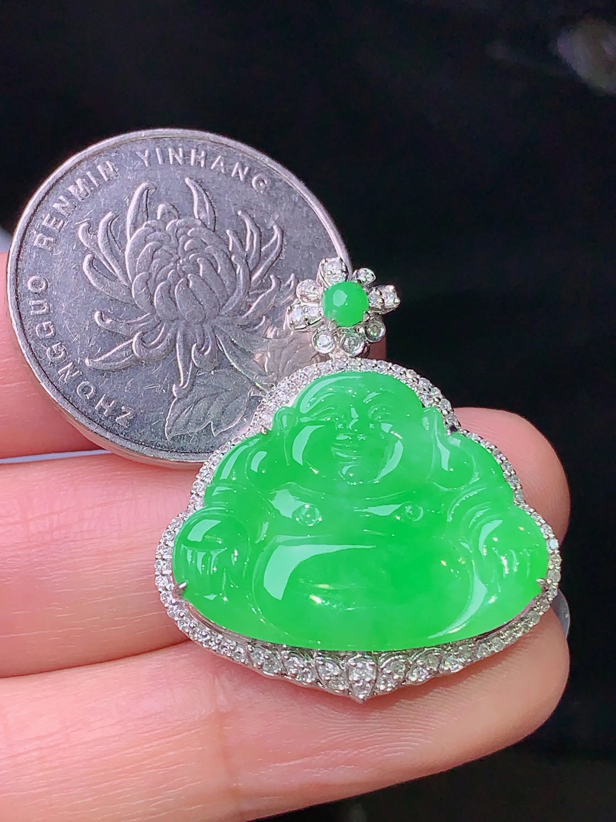 18k金钻镶嵌翠绿佛公吊坠 玉质细腻 水润亮眼 色泽艳丽 整体尺寸30.2*26.5*7.7