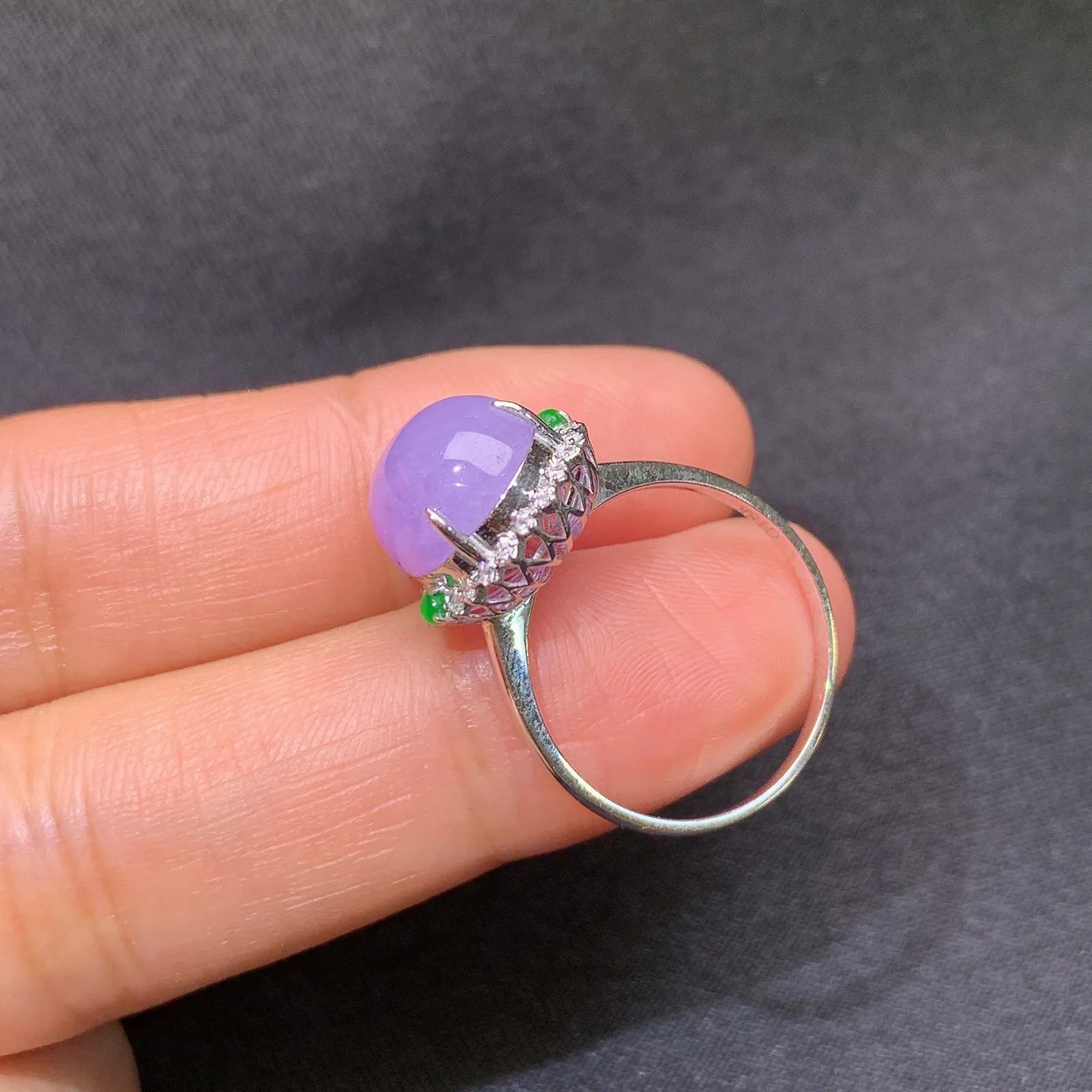 紫罗兰蛋面戒指，18k金镶嵌，色泽鲜艳，温润细腻 圈口14 裸石11*9.4*4.8