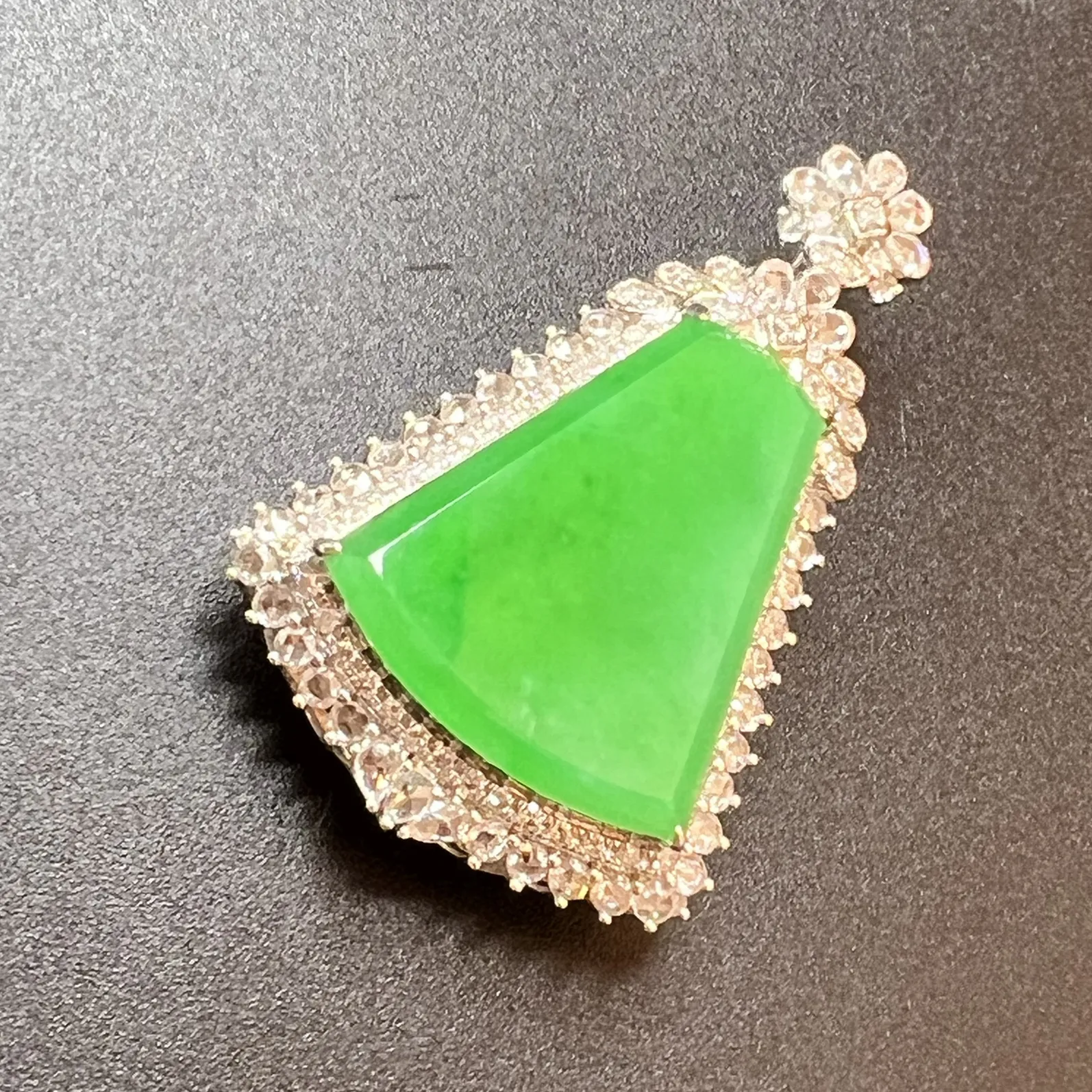 满绿方牌色阳、厚装，整体尺寸40.5*25.9*12.5 裸石尺寸22.5*20*2.5