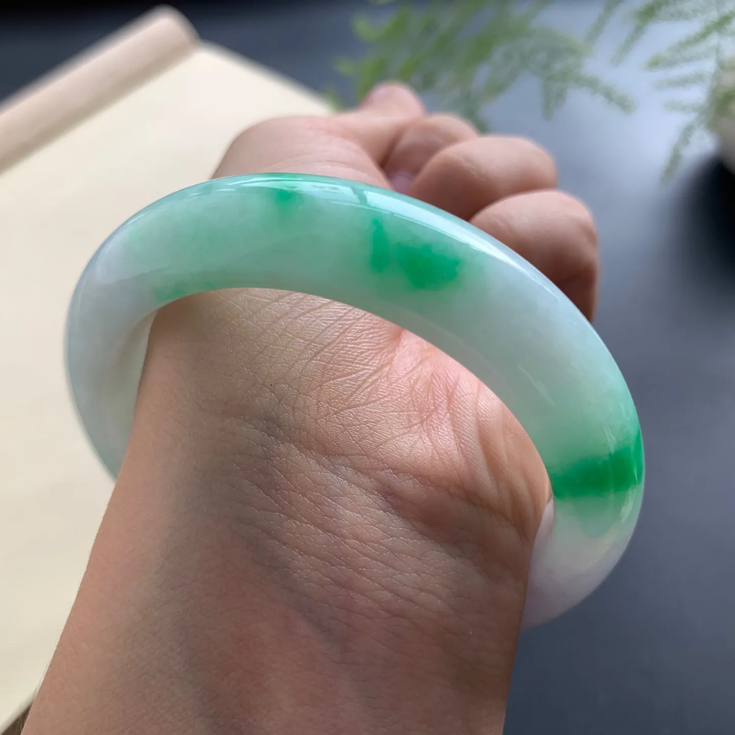 54.8圈口飘绿正圈手镯 尺寸：54.8-13-9.2，无纹裂，细腻光滑，色辣靓丽