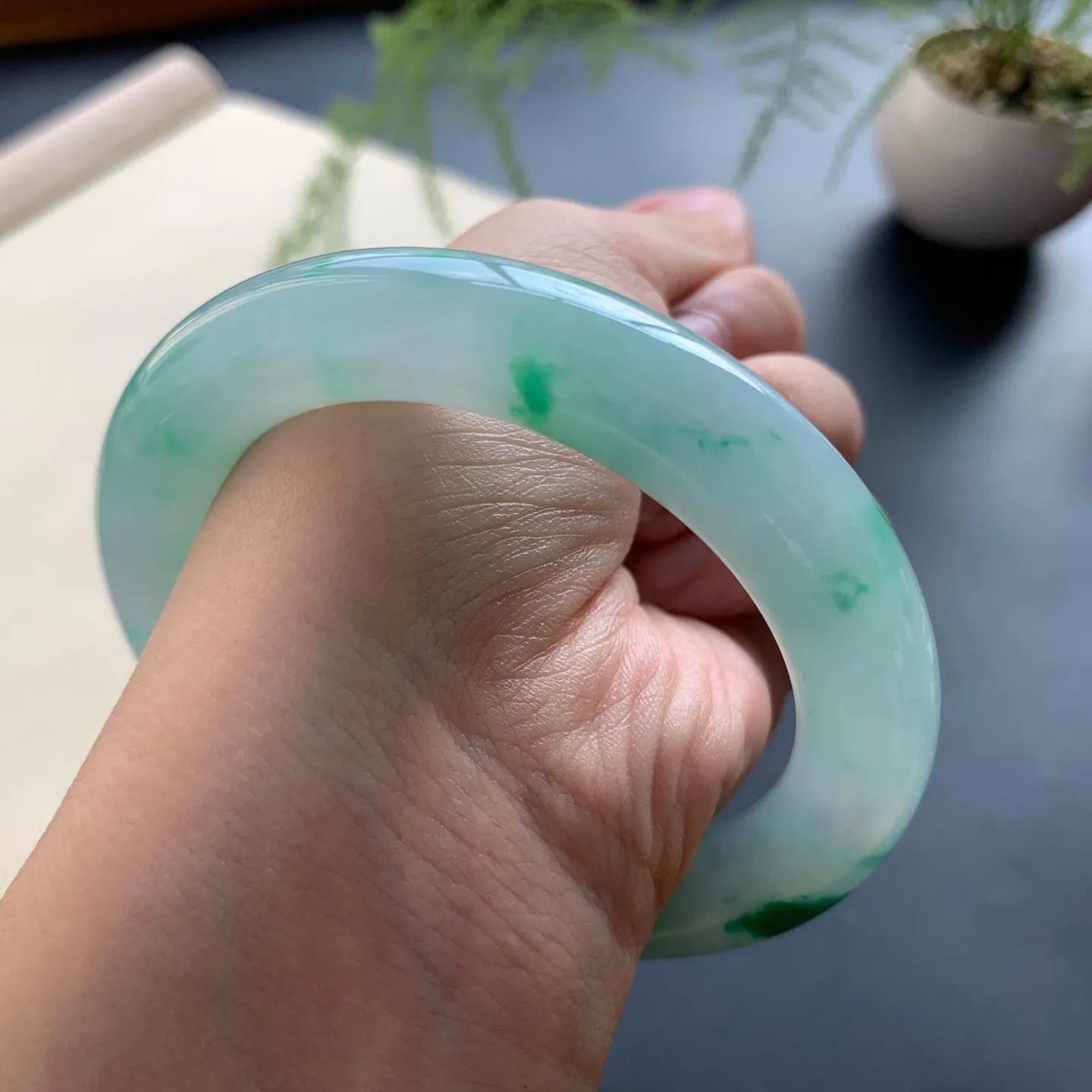 57圈口冰飘绿圆条手镯 尺寸：57-11.6-11.3，色泽靓丽，水润起胶