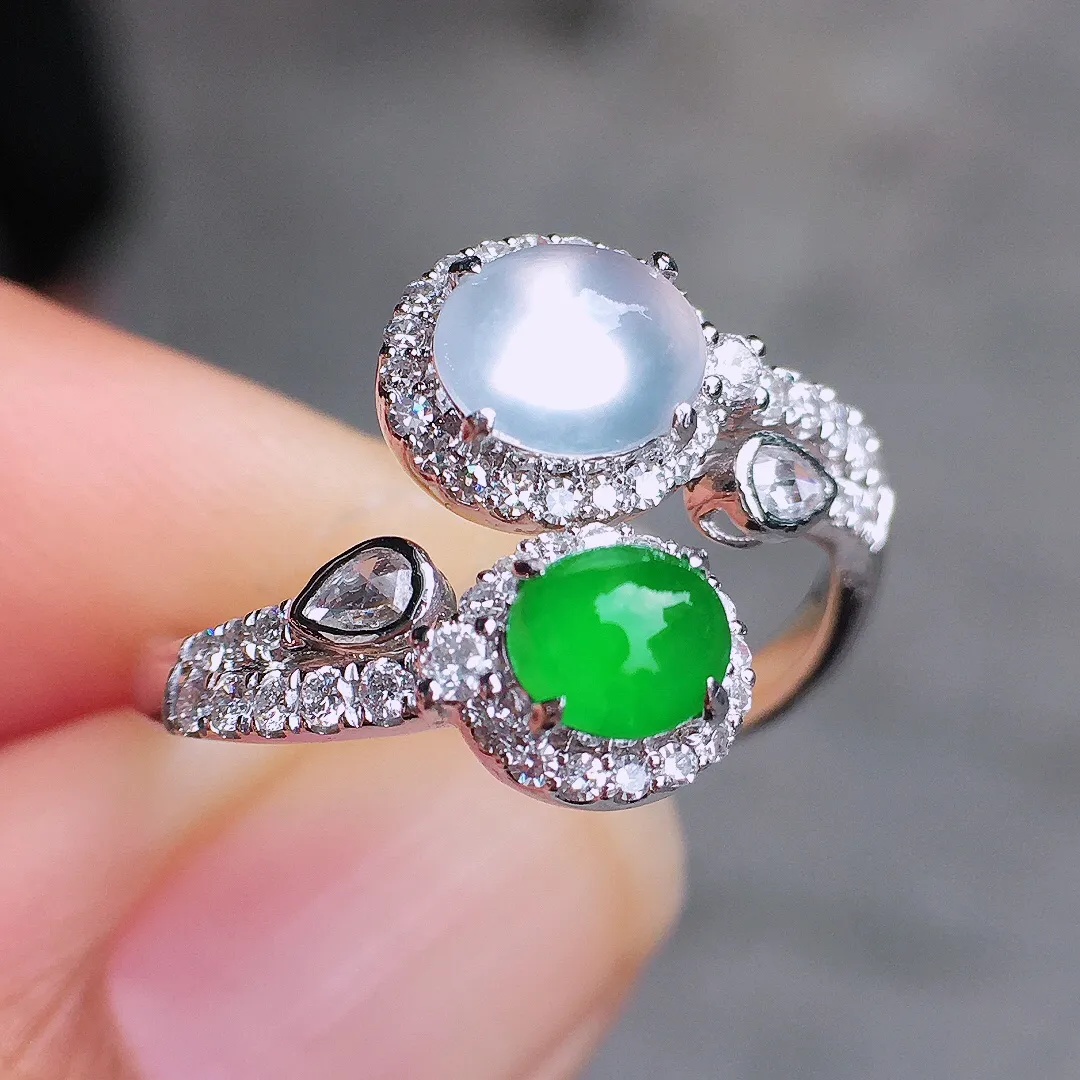 （冰+绿）二合一戒指，色泽均匀艳丽，玉质细腻，荧光感超
强，饱满圆润，尽显优雅气质，18k
金豪华镶嵌