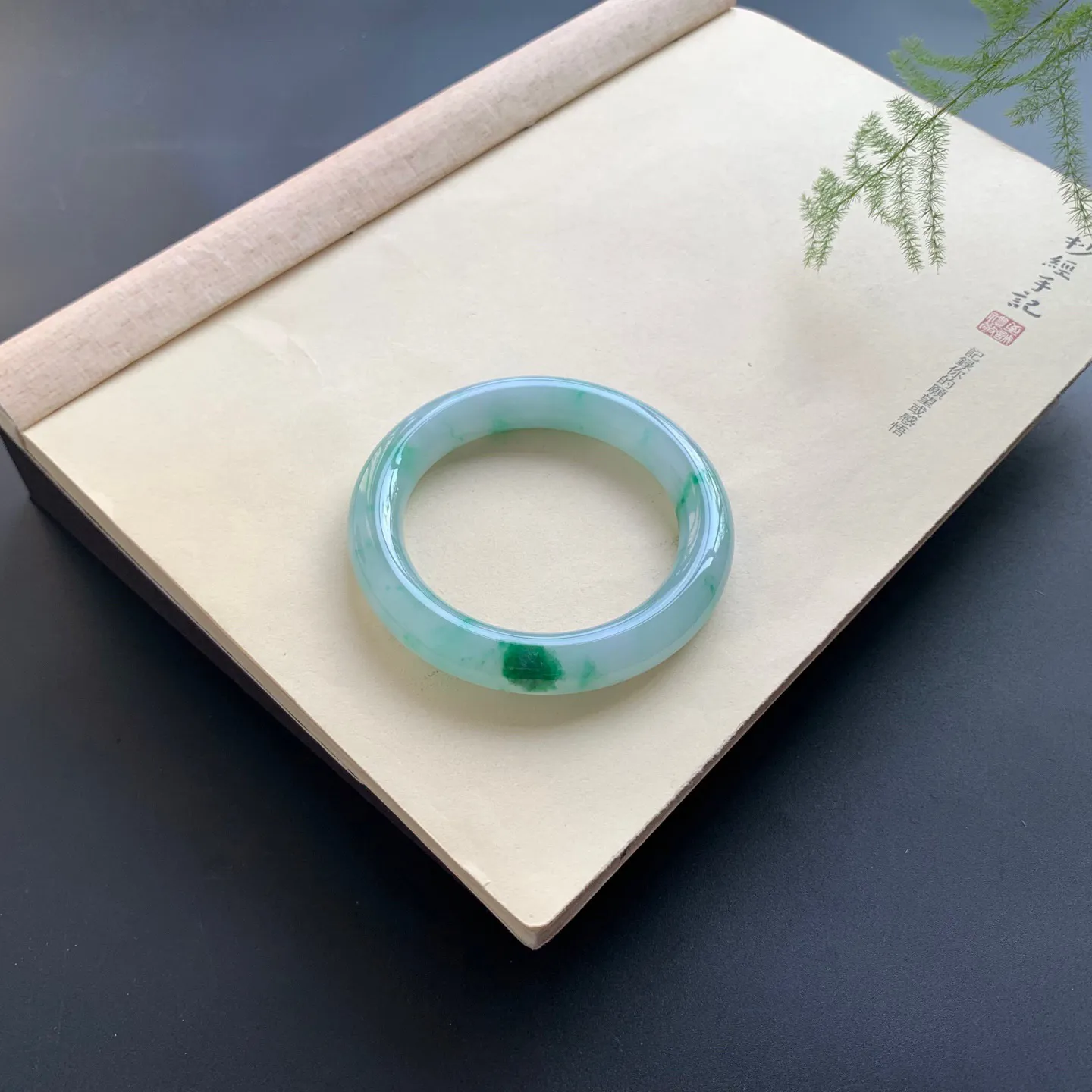 57圈口冰飘绿圆条手镯 尺寸：57-11.6-11.3，色泽靓丽，水润起胶