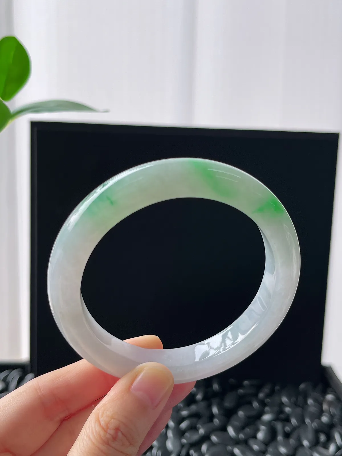 正圈58.3圈口，翡翠冰糯种飘绿手镯