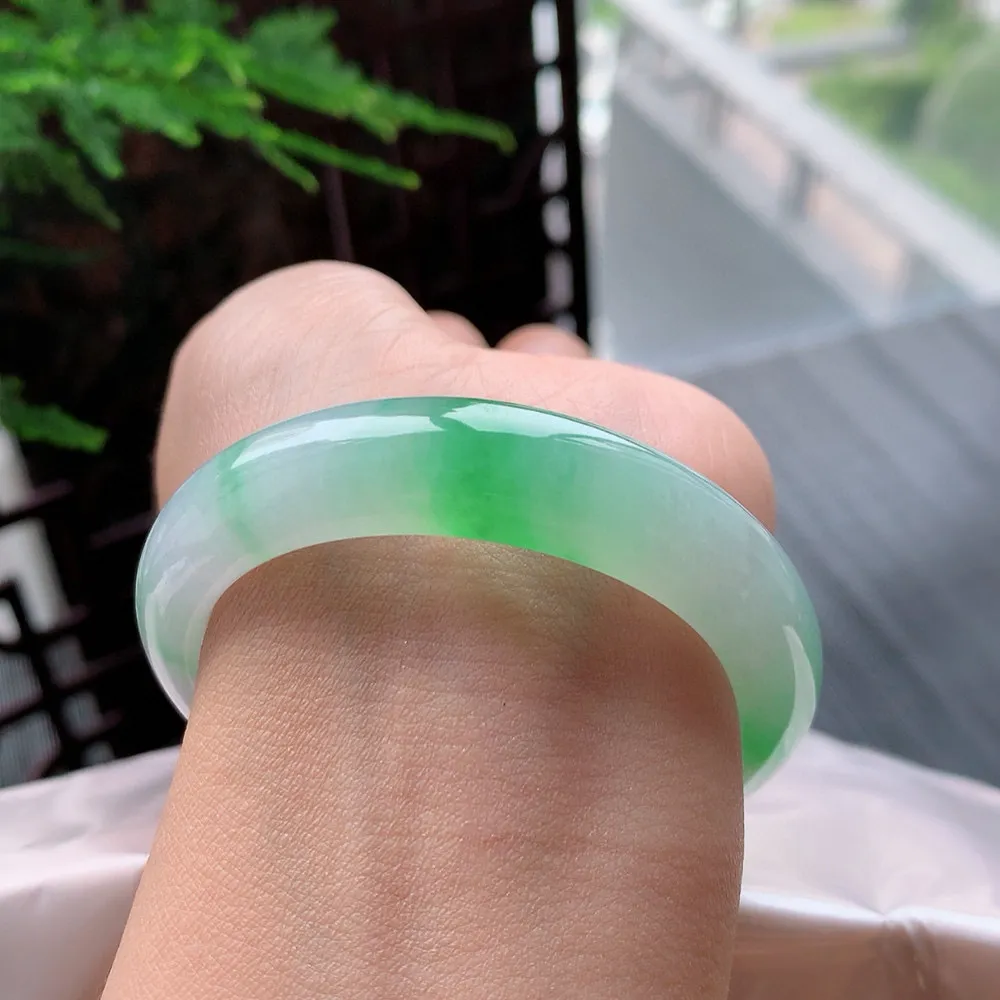 正圈高冰阳绿 无瑕 尺寸:51.1/12.4/8.2 种色俱佳