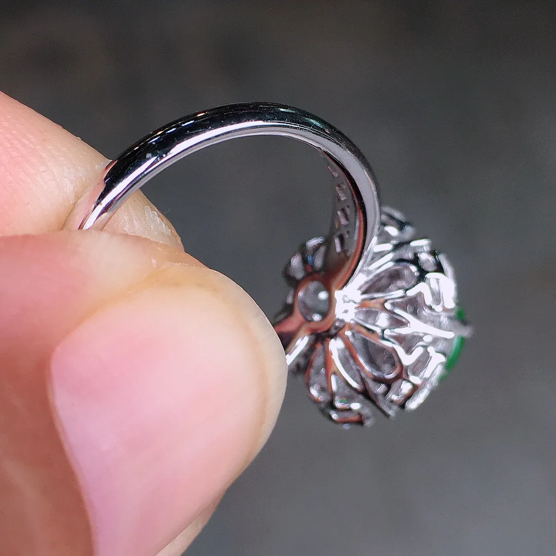 阳绿蛋面戒指，色泽均匀艳丽，玉质细腻，荧光感超
强，饱满圆润，尽显优雅气质，18k
金豪华镶嵌