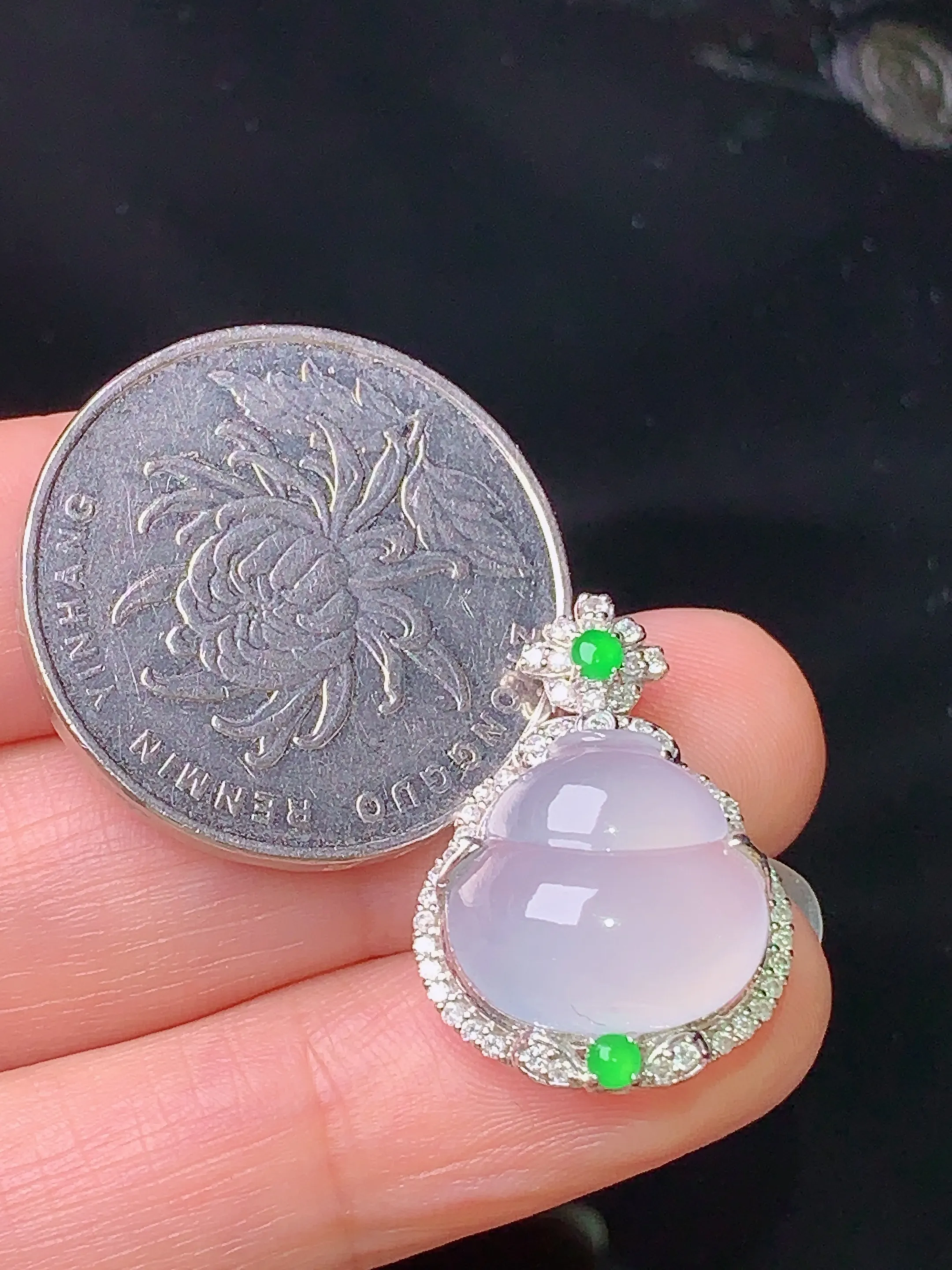 18k金钻镶嵌冰种葫芦吊坠 玉质细腻 水润亮眼 色泽艳丽 整体尺寸23.3*16*10.3