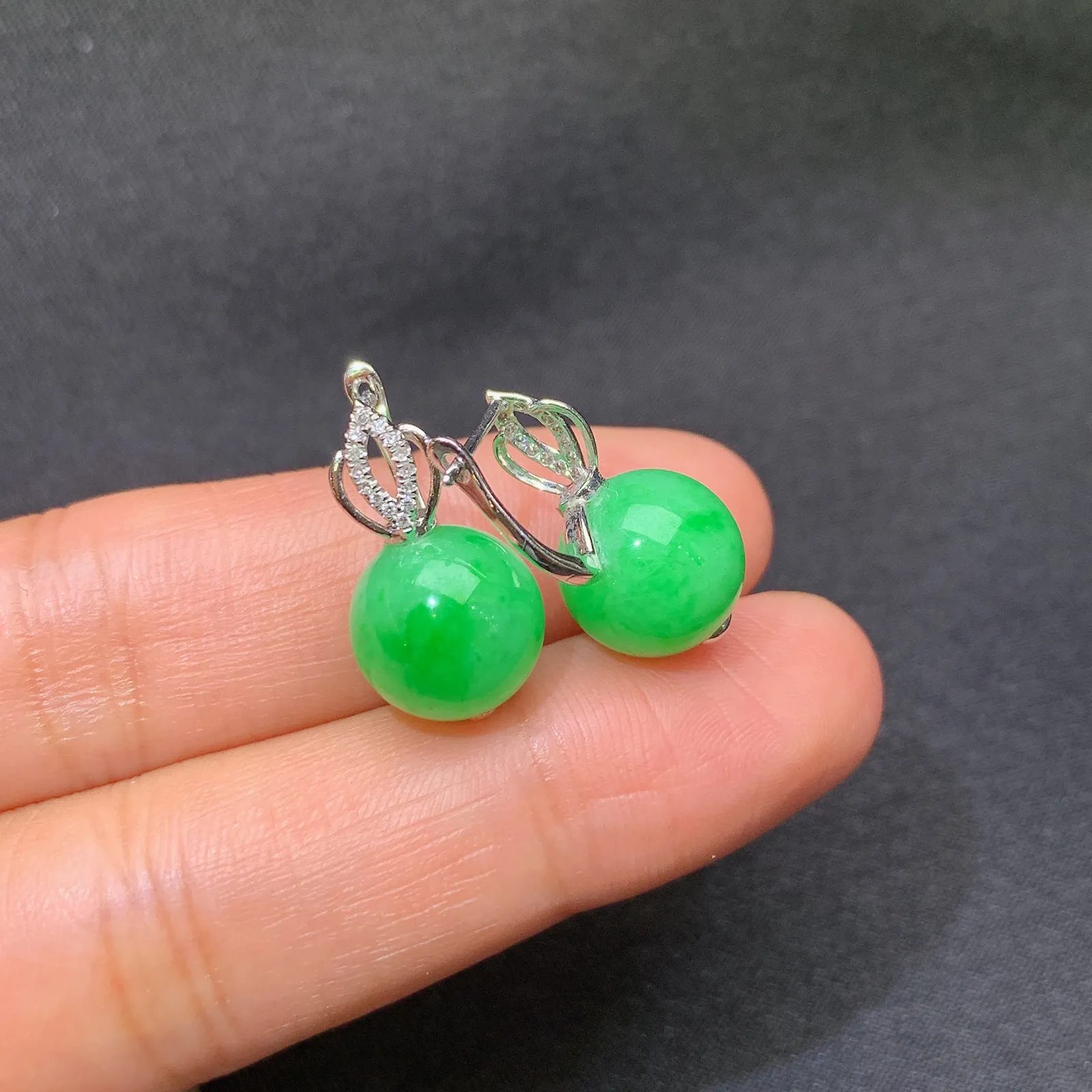 阳绿圆珠耳坠，18k金镶嵌，简约时尚，冰润色阳，种水足 直径10