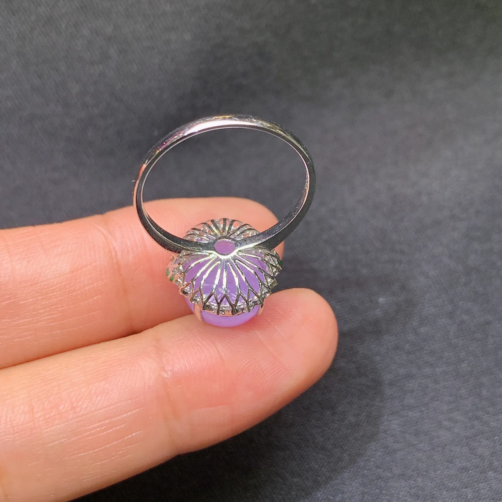 紫罗兰蛋面戒指，18k金镶嵌，色泽鲜艳，温润细腻 圈口14 裸石11*9.4*4.8
