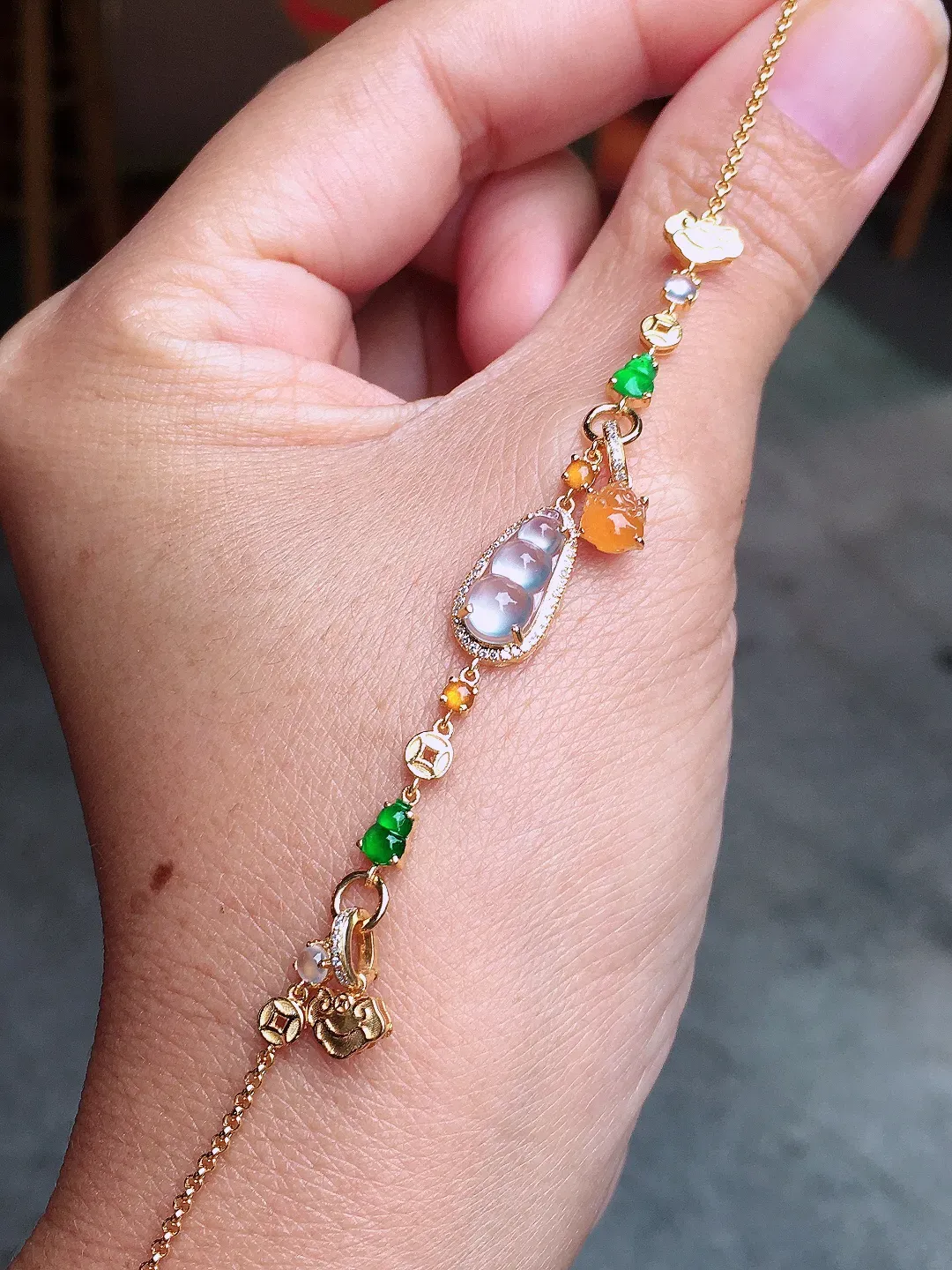 玻璃种福豆手链，色泽均匀艳丽，玉质细腻，荧光感超
强，饱满圆润，尽显优雅气质，18k
金豪华镶嵌