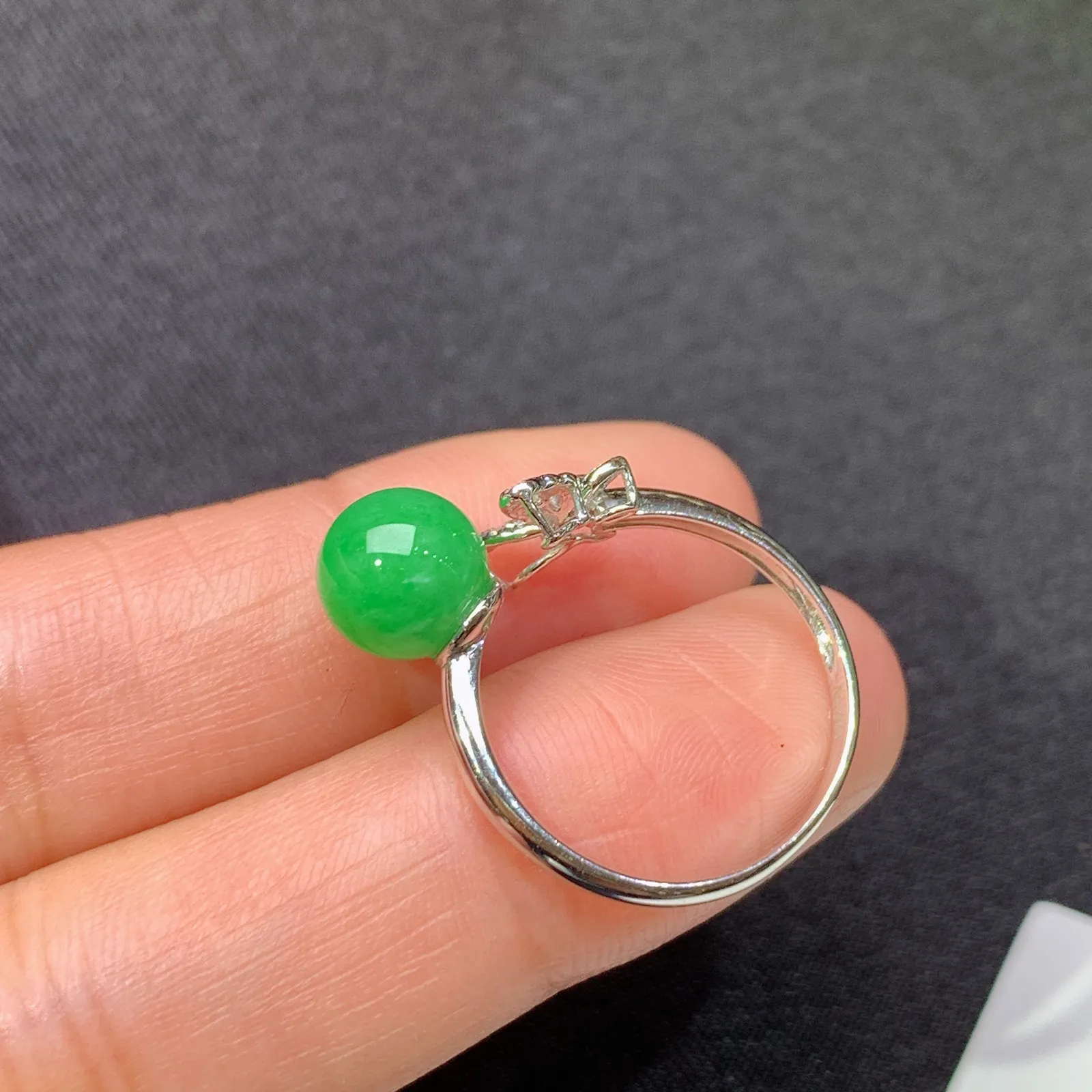 阳绿圆珠戒指，18k金镶嵌，简约时尚，冰润色阳，种水足，圈口14 直径7.6