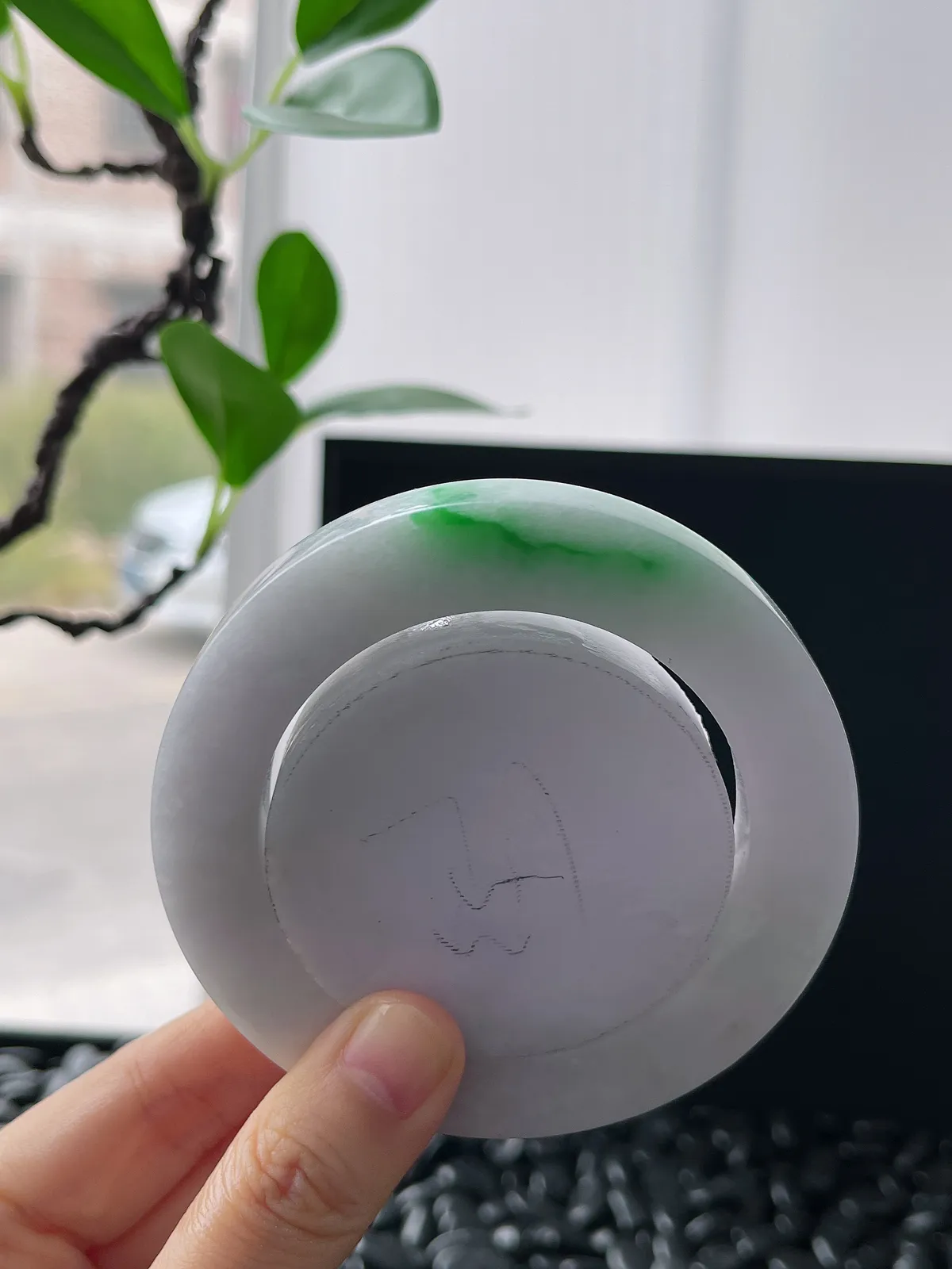 翡翠白底青镯饼，⭕️正圈最大做62，圆条最大做58；最小做54.3