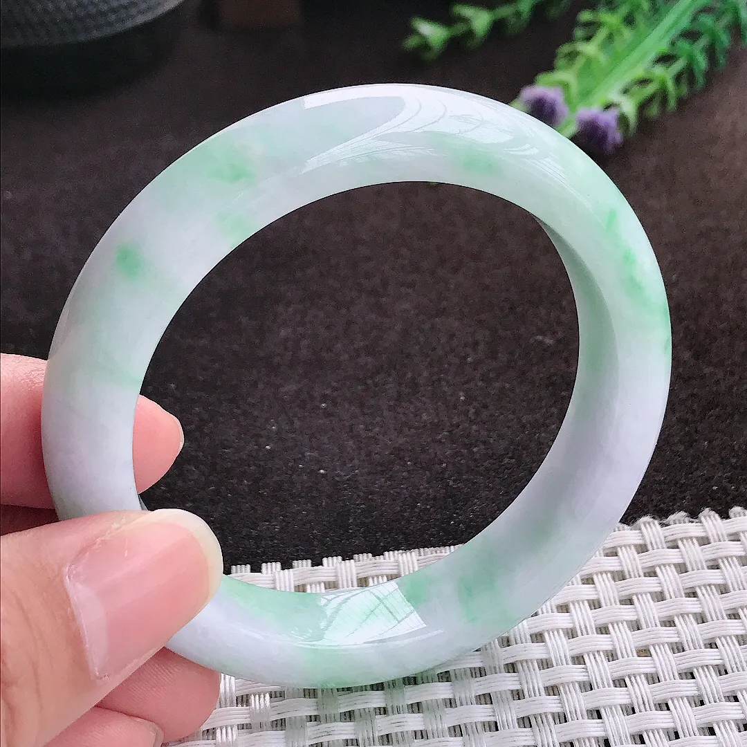自然光55.5/12.5/9老坑精美冰润飘绿手镯宽边翡翠玉镯手环