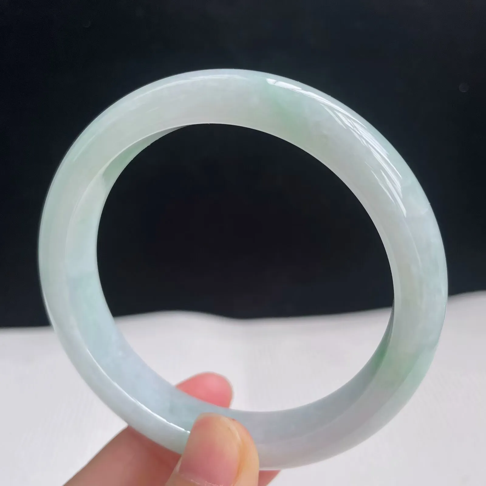 58.8mm自然光拍摄天然翡翠浅绿秀气好种水正圈手镯 58.19克