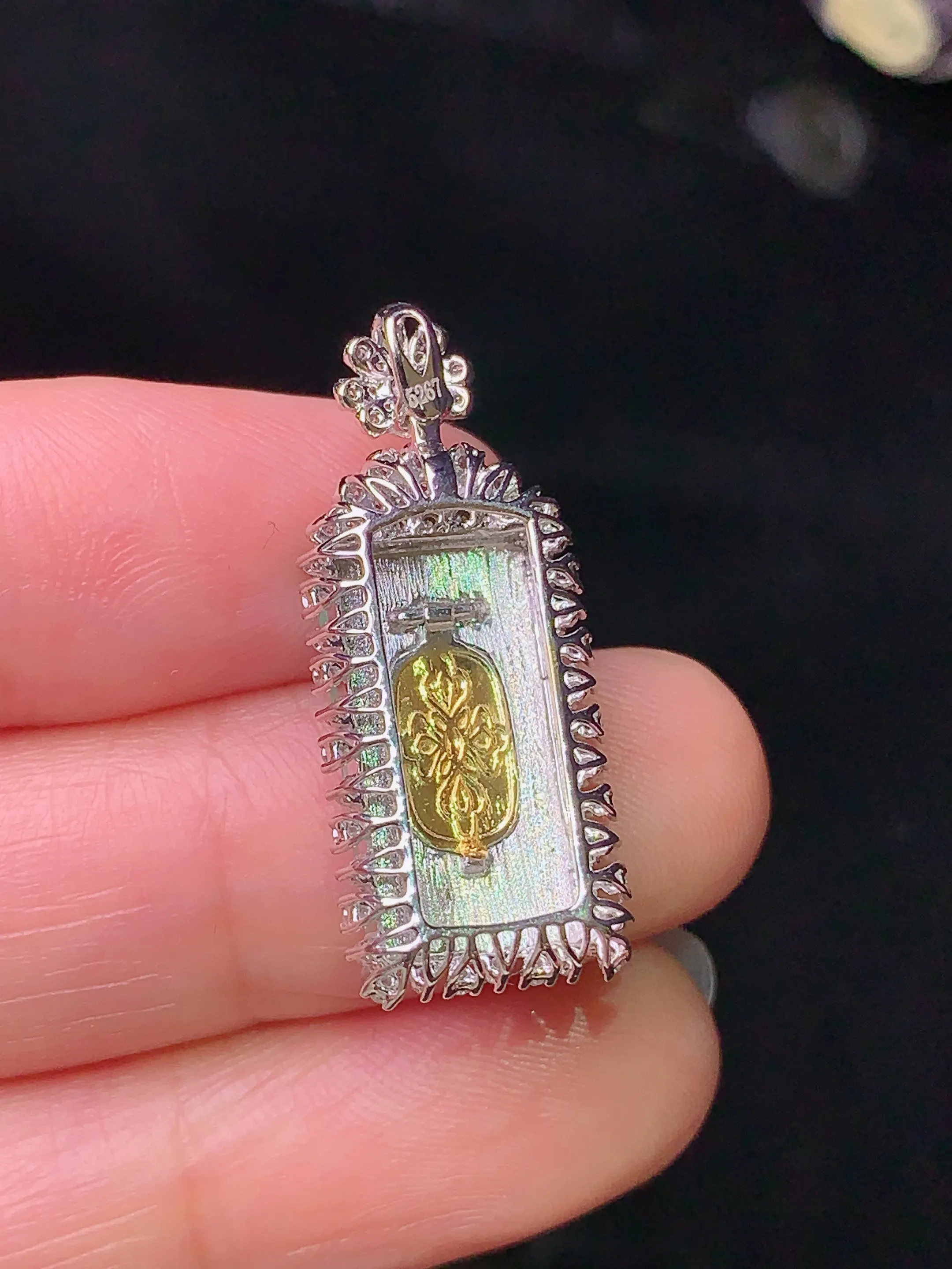 18k金钻镶嵌翠绿无事牌吊坠 玉质细腻 水润亮眼 色泽艳丽 整体尺寸28.2*11.8*6.8