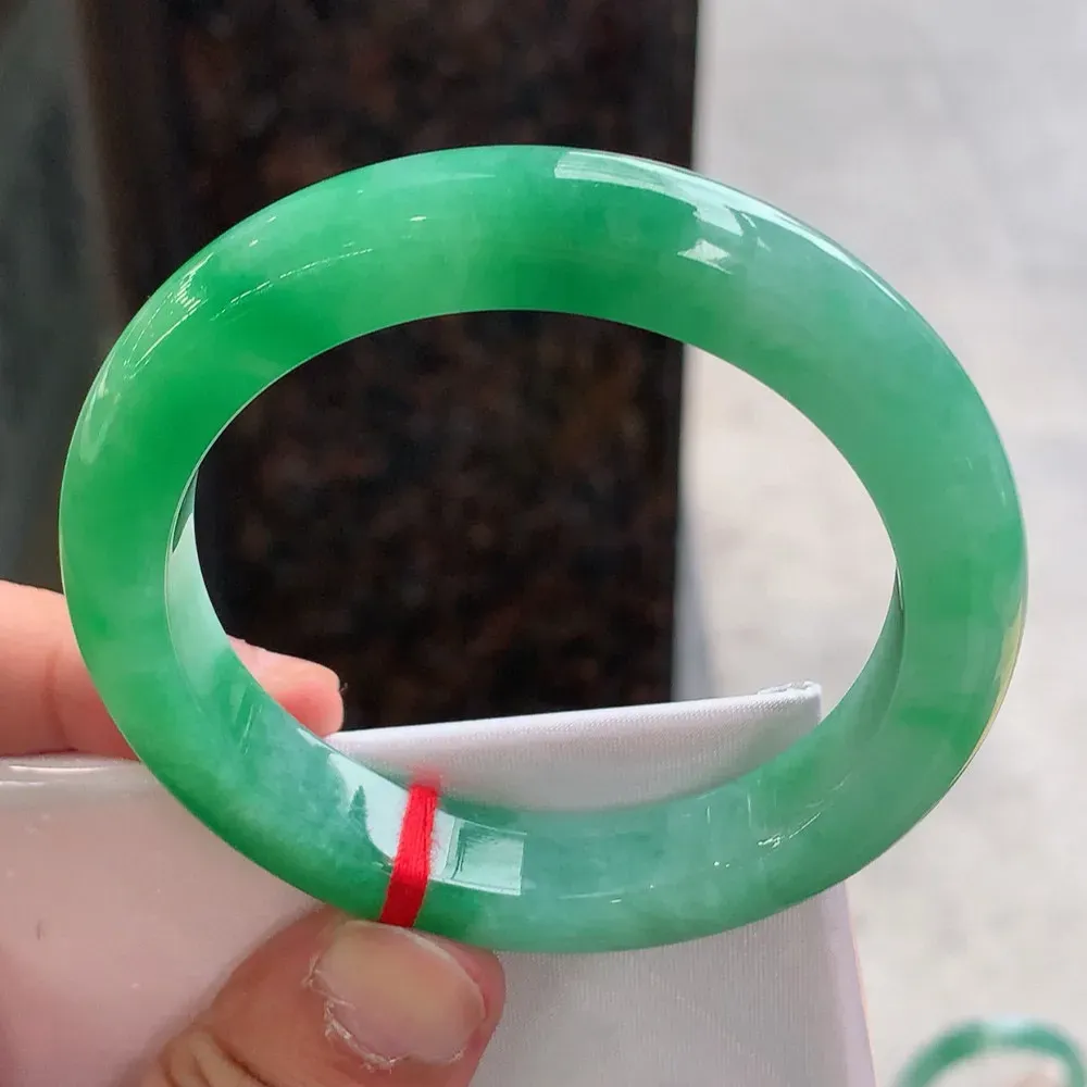 正圈满圈翠绿 无瑕 尺寸:57.4/11.4/9.4色好