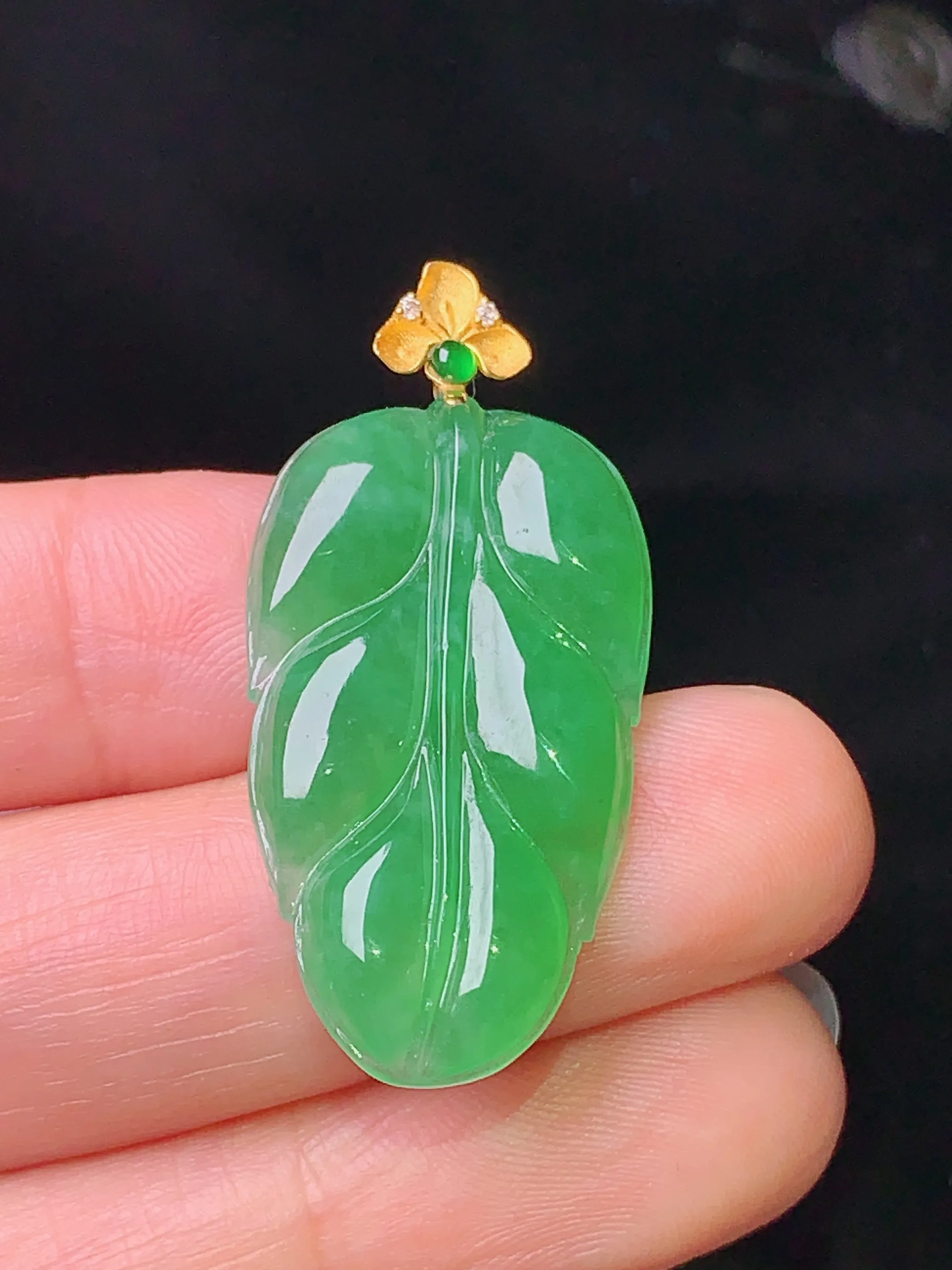 18k金镶嵌翠绿树叶吊坠 玉质细腻 水润亮眼 色泽艳丽 整体尺寸36.7*17.3*4