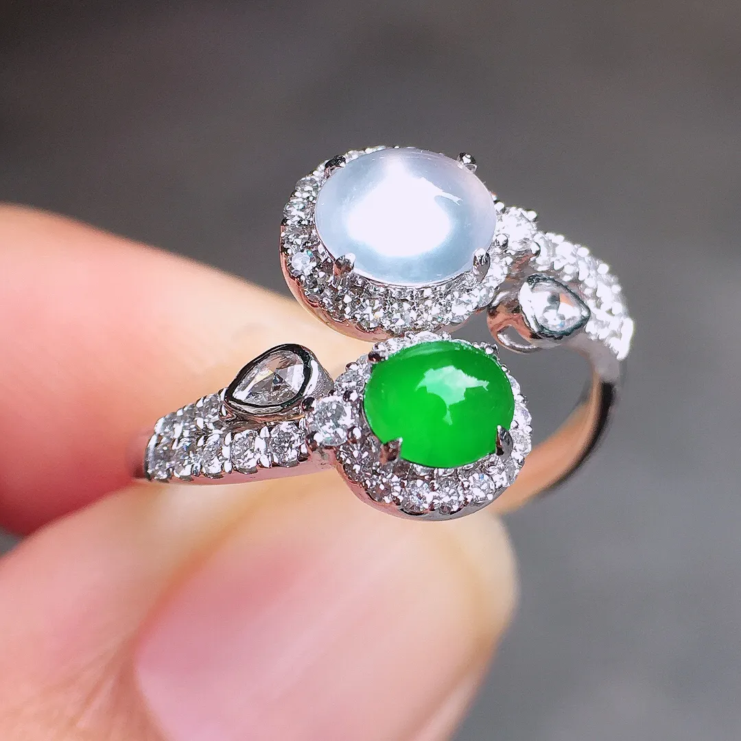 （冰+绿）二合一戒指，色泽均匀艳丽，玉质细腻，荧光感超
强，饱满圆润，尽显优雅气质，18k
金豪华镶