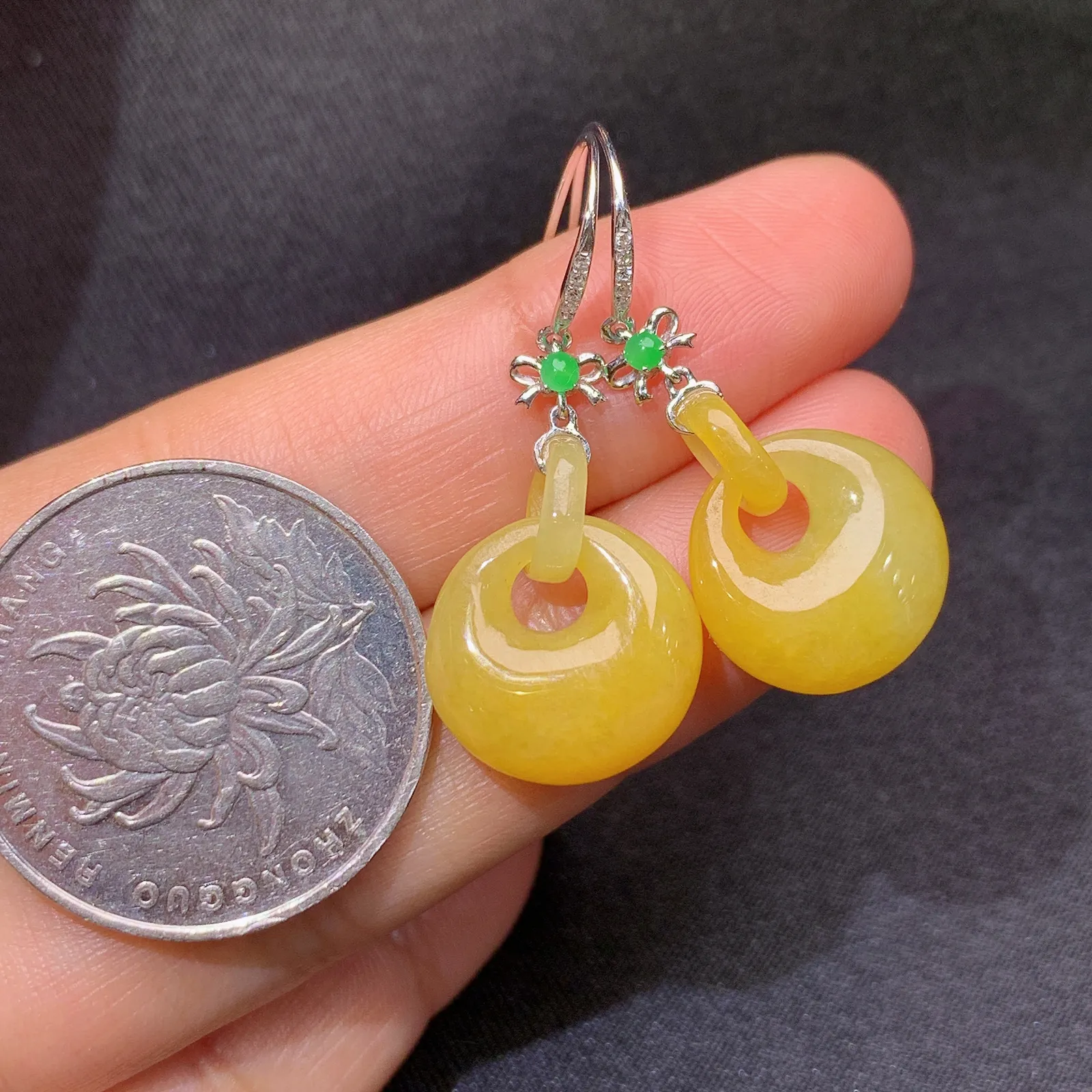 黄翡环环相扣耳坠，18k金镶嵌，简约时尚，冰透水润，颜色鲜亮 尺寸13.8*13.3*5.6