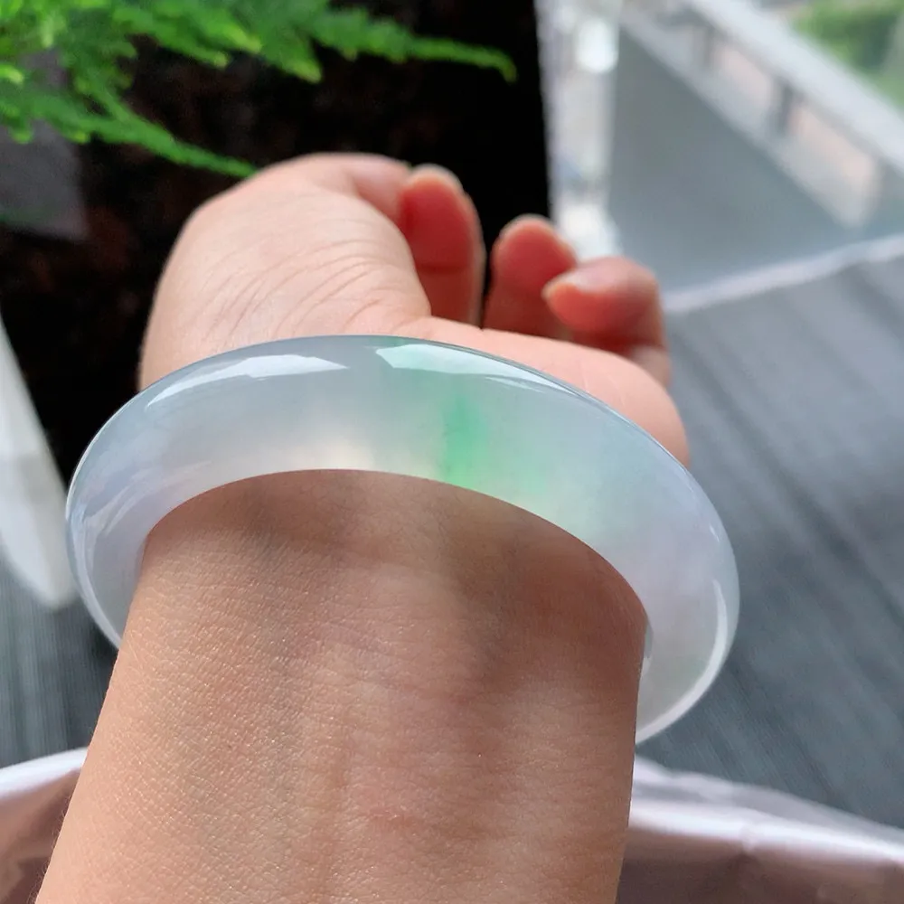 正圈冰玻阳绿 无瑕 尺寸:54.1/12/8.9 种色俱佳