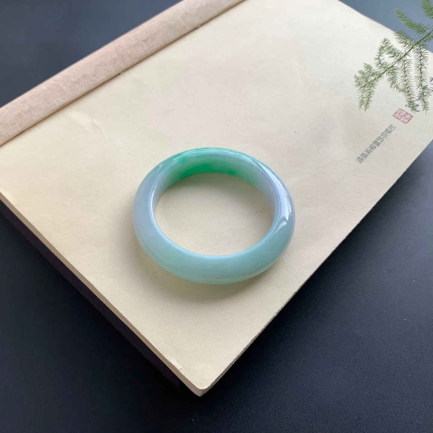 55圈口飘绿正圈手镯 尺寸：55-12.2-9.8，无纹裂，色泽靓丽，优美迷人