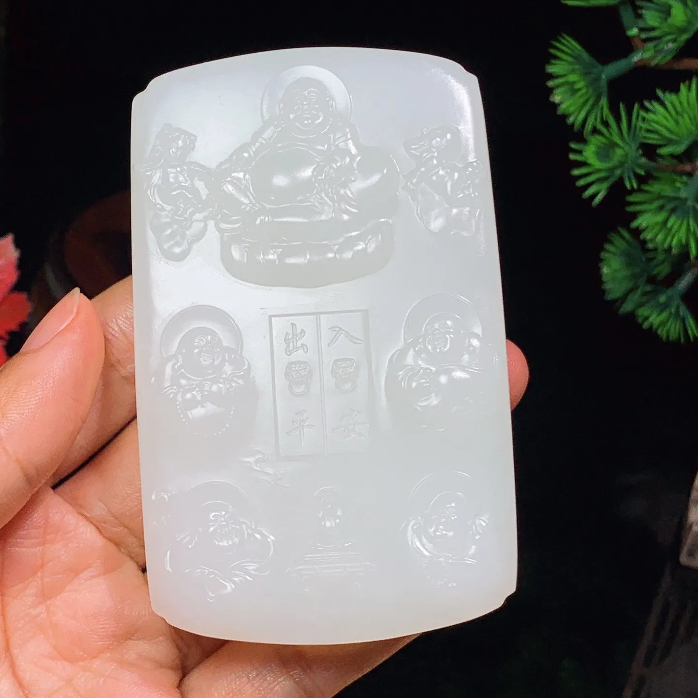 新疆和田玉羊脂白玉五方佛手把牌。尺寸90/55/17重213克 白度一级。无裂无杂 玉质细腻油润 底色纯净 脂粉好，品质好。lt251027