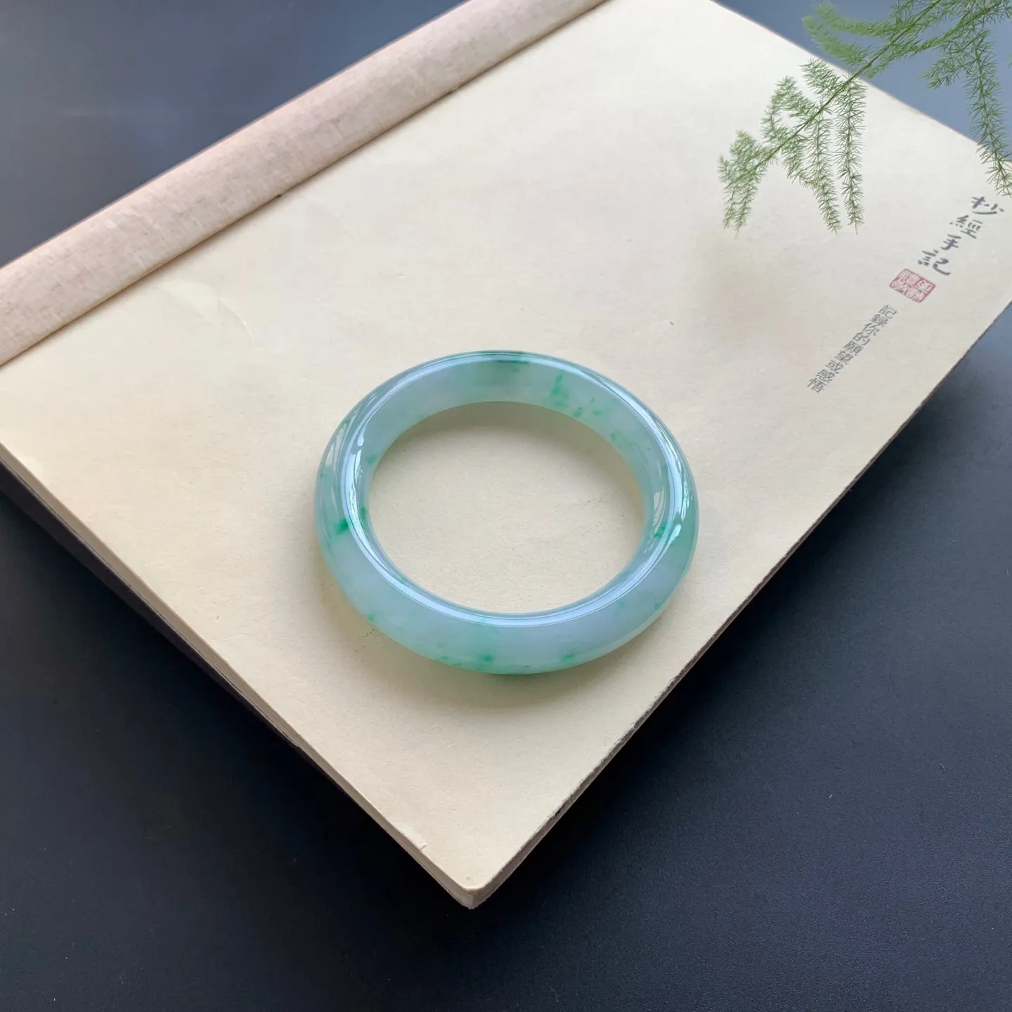 57圈口冰飘绿圆条手镯 尺寸：57-11.6-11.3，色泽靓丽，水润起胶