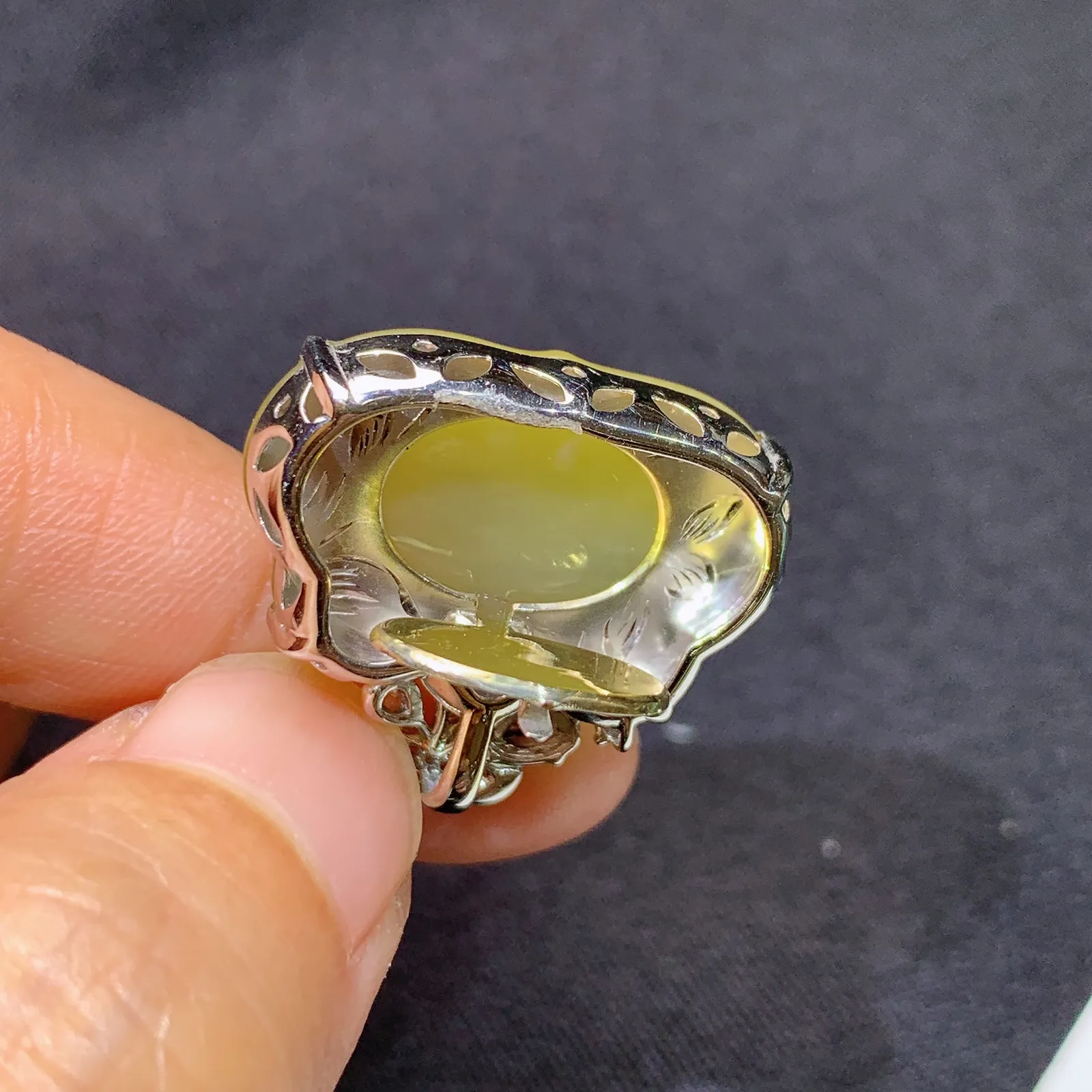 冰种黄翡如意锁吊坠，18k金镶嵌，色泽鲜艳，水色超佳 尺寸21.8*23.3*7.5