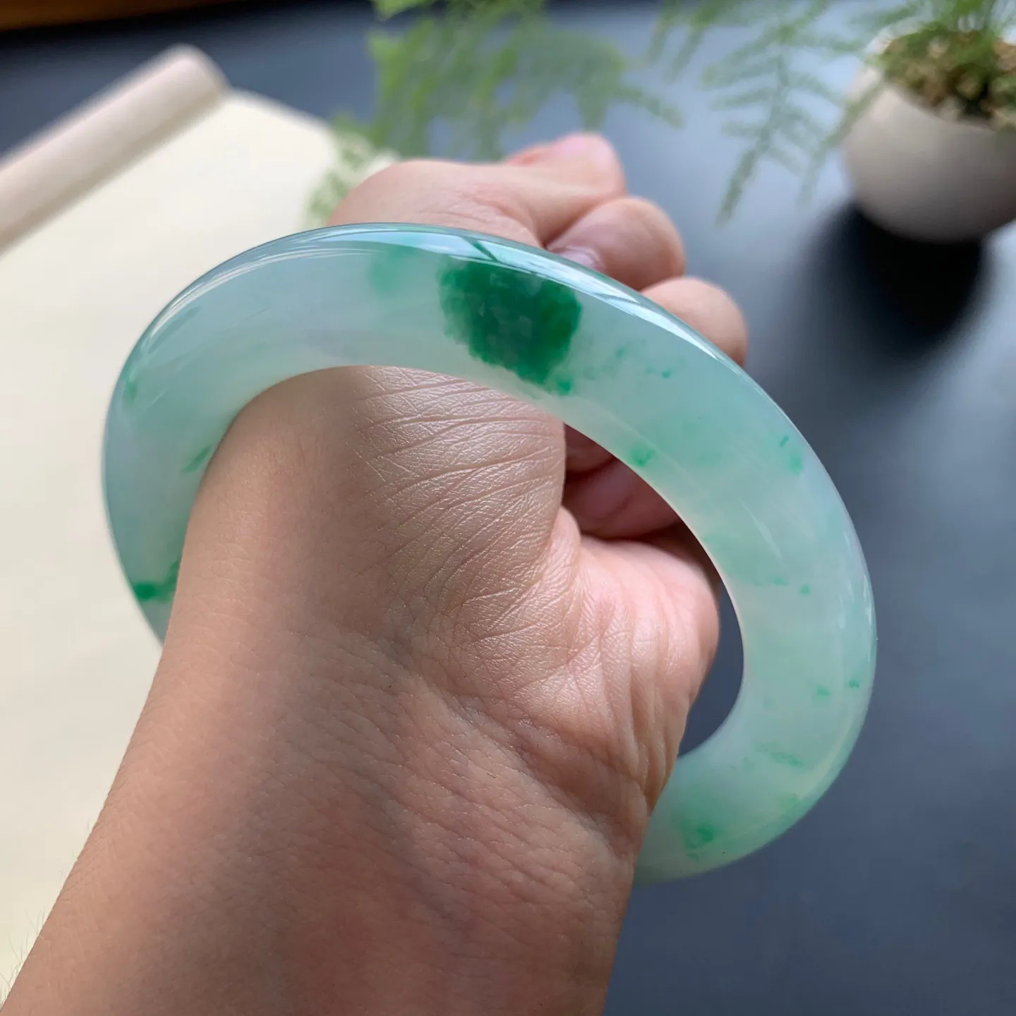 57圈口冰飘绿圆条手镯 尺寸：57-11.6-11.3，色泽靓丽，水润起胶