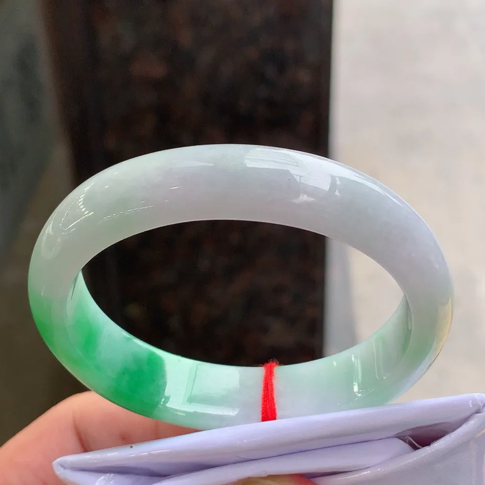 贵妃冰糯阳绿 无瑕 尺寸:54.1/45/13.4/7.4 色好