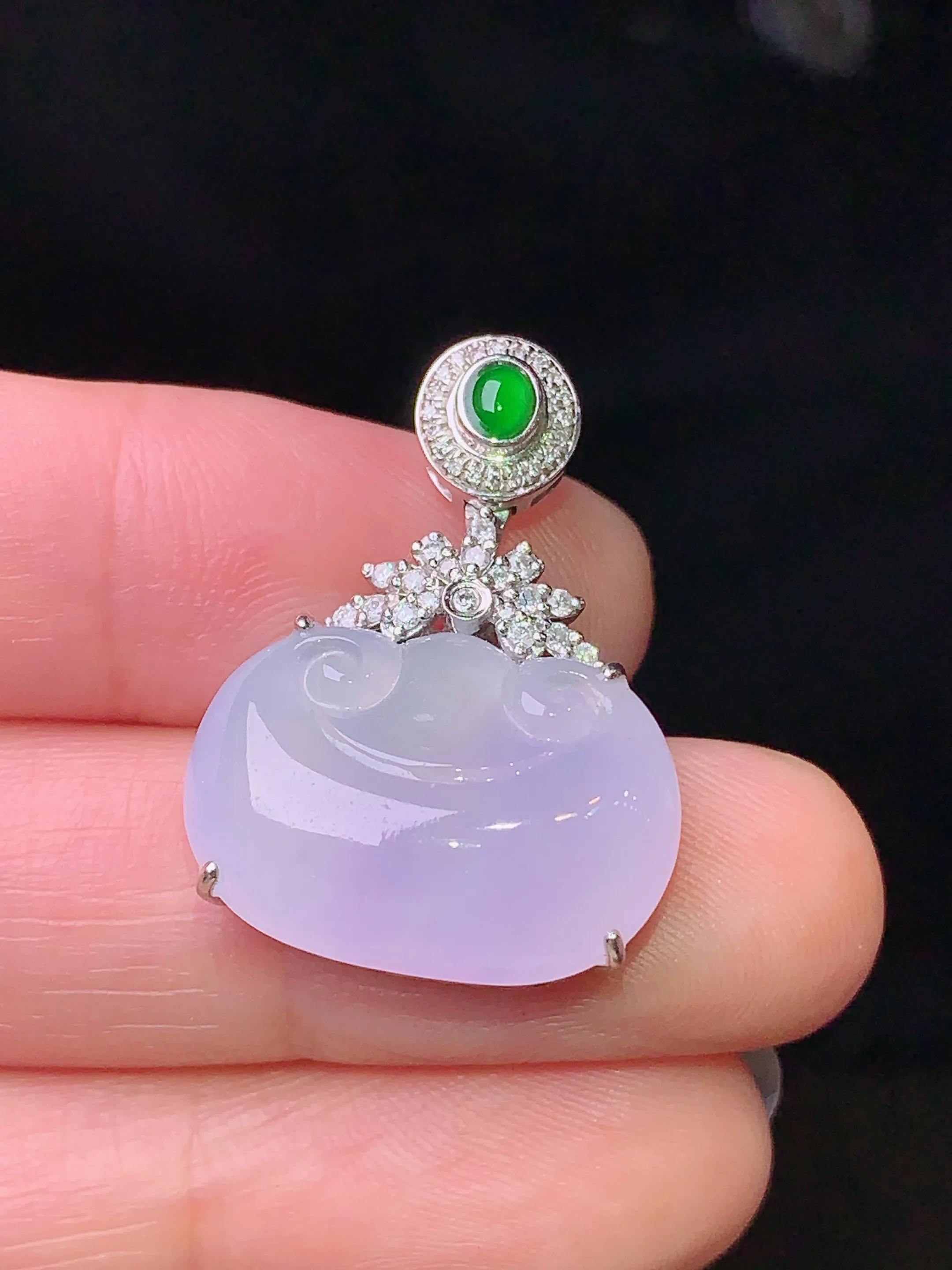 18k金钻镶嵌紫罗兰如意吊坠 玉质细腻 水润亮眼 色泽艳丽 整体尺寸26.5*19.2*7.5