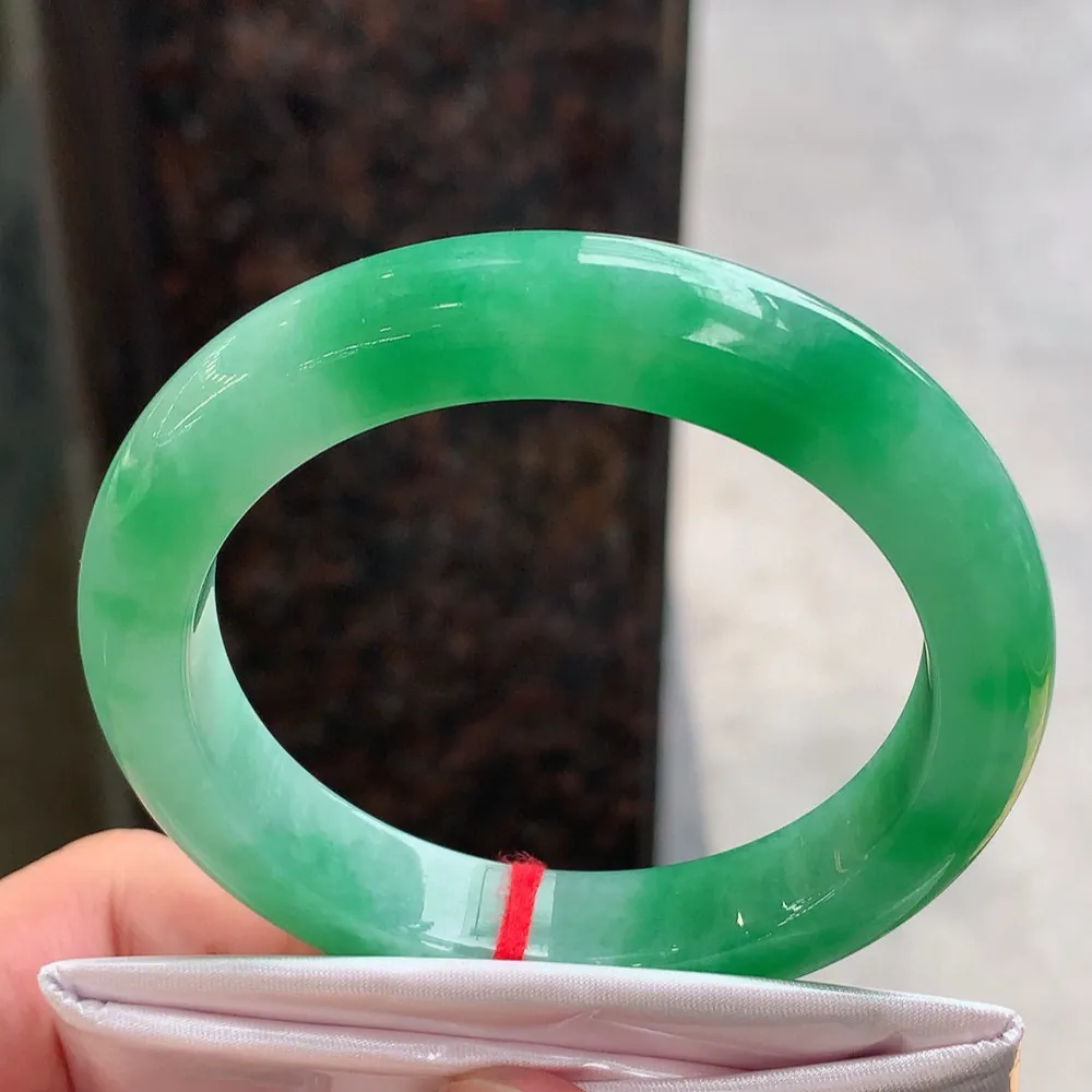 正圈满圈翠绿 无瑕 尺寸:57.4/11.4/9.4色好
