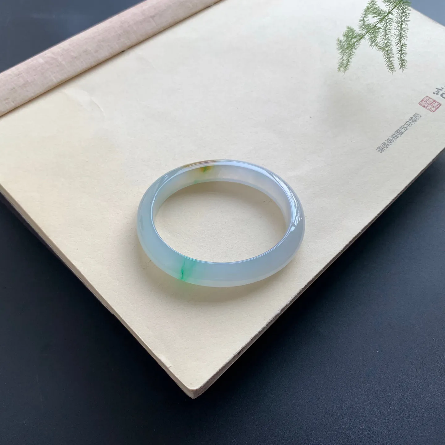 54.8圈口冰飘绿贵妃手镯 尺寸：54.8-47-10.8-7，水润起胶，色泽靓丽