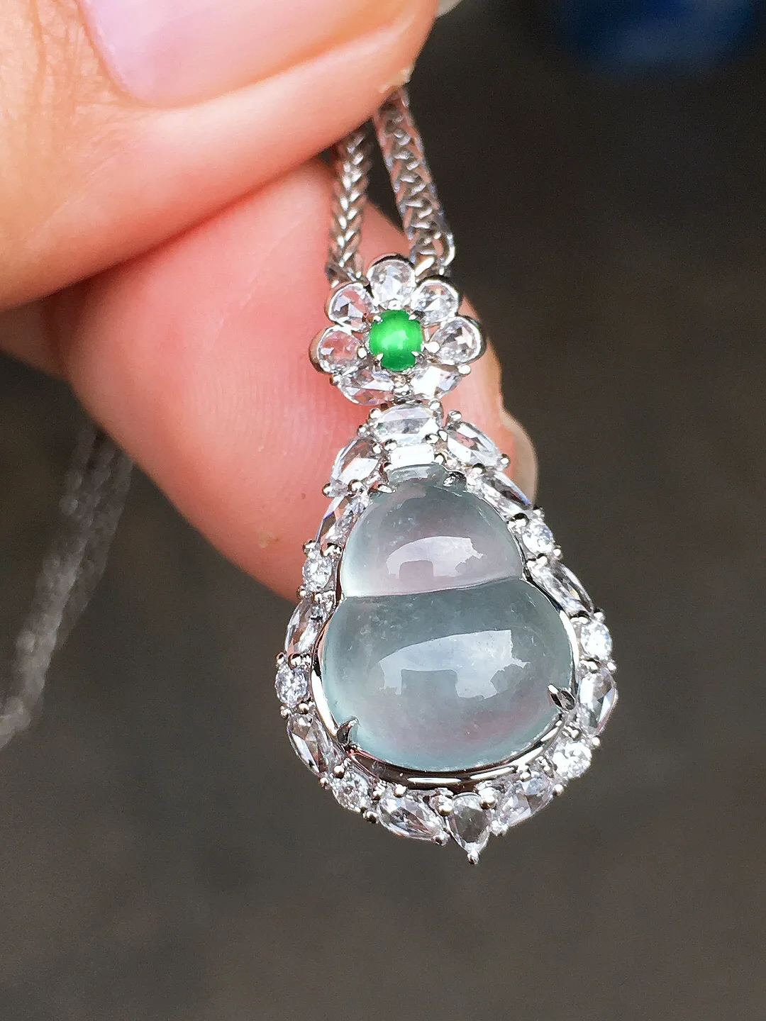 玻璃种葫芦吊坠，玉质细腻，荧光感超
强，饱满圆润，尽显优雅气质，18k
金豪华镶嵌