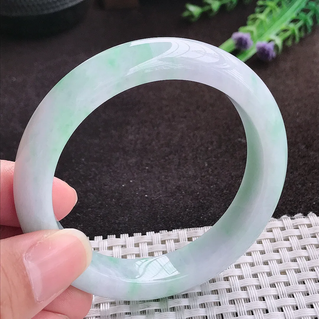 自然光55.5/12.5/9老坑精美冰润飘绿手镯宽边翡翠玉镯手环