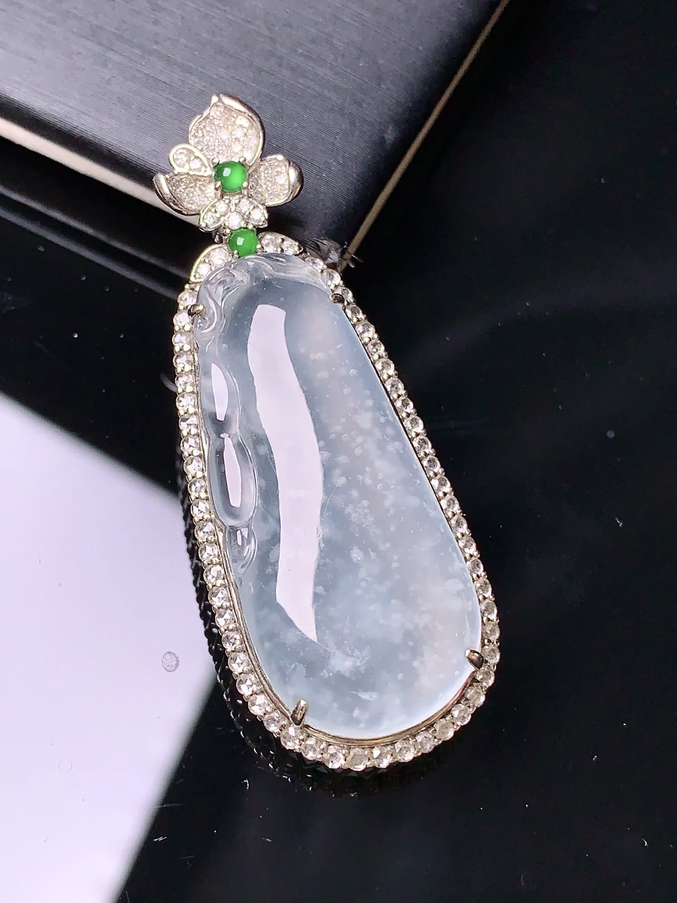 18k金钻镶嵌冰种木那料雪花棉福瓜吊坠 玉质细腻 水润亮眼 色泽艳丽 整体尺寸47*18*8.2