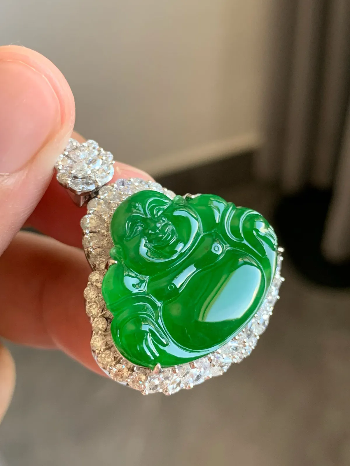 满绿佛公
裸石21.5*26*3.5 整体尺寸35.5*29.5*12
18k金钻石镶嵌