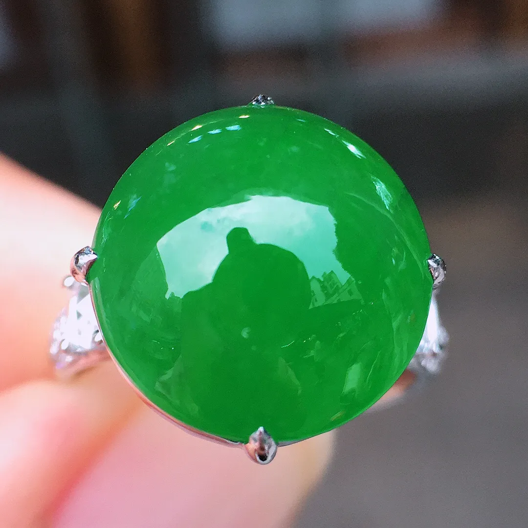 阳绿蛋面戒指，色泽均匀艳丽，玉质细腻，荧光感超
强，饱满圆润，尽显优雅气质，18k
金豪华镶嵌