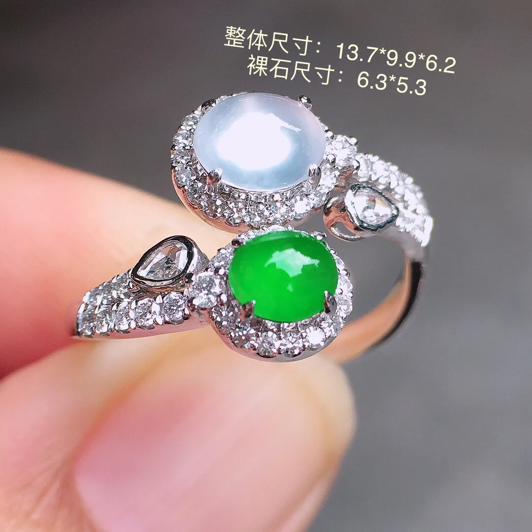 （冰+绿）二合一戒指，色泽均匀艳丽，玉质细腻，荧光感超
强，饱满圆润，尽显优雅气质，18k
金豪华镶嵌