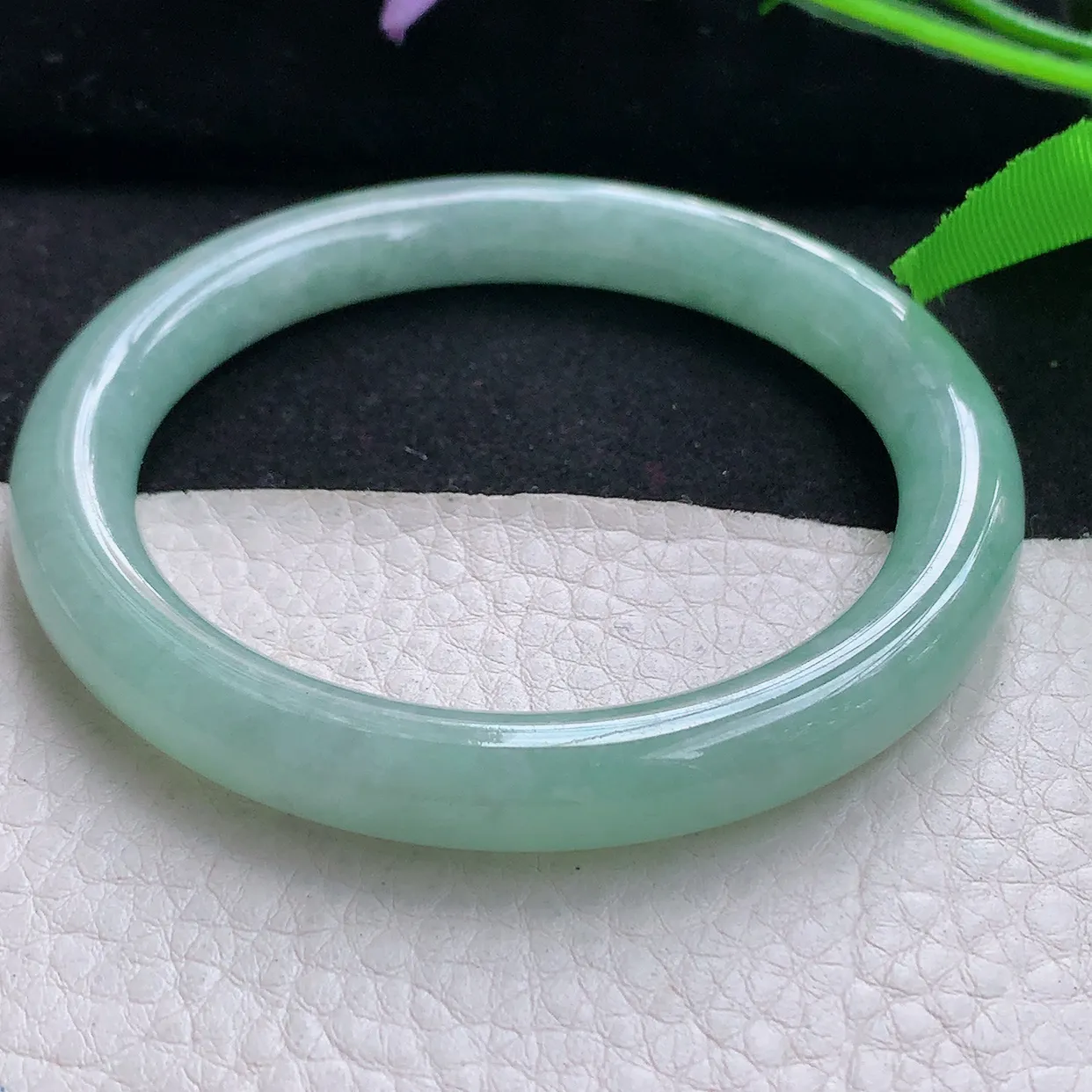 hy自然光57.5*8.7*8.9美人镯 天然缅甸翡翠浅绿水润圆条珠宝玉手镯