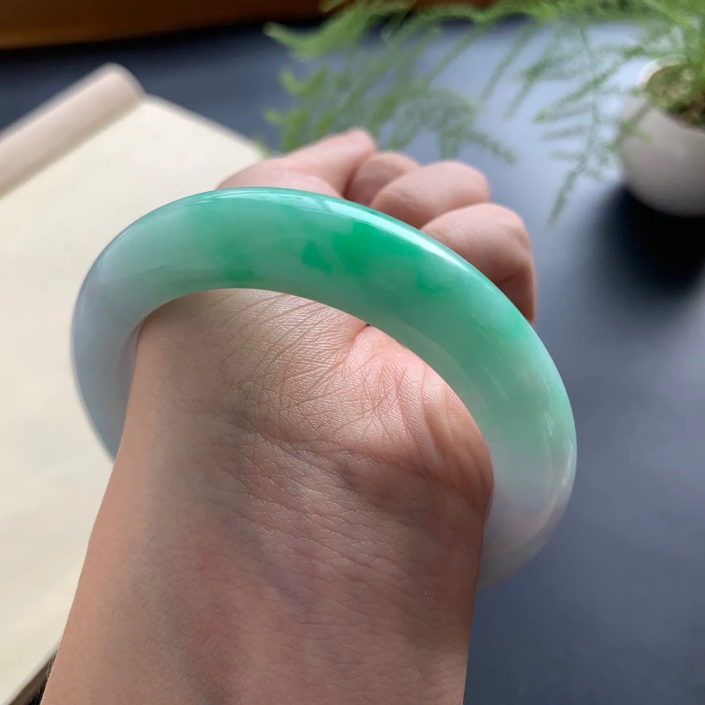 55圈口飘绿正圈手镯 尺寸：55-12.2-9.8，无纹裂，色泽靓丽，优美迷人