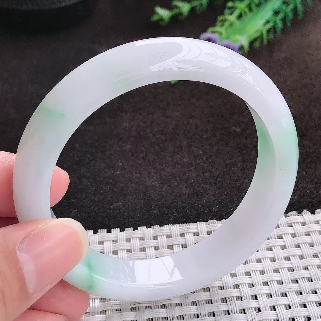 自然光56.5/12.6/8.1老坑冰润起胶白底青飘绿手镯宽边翡翠玉镯手环