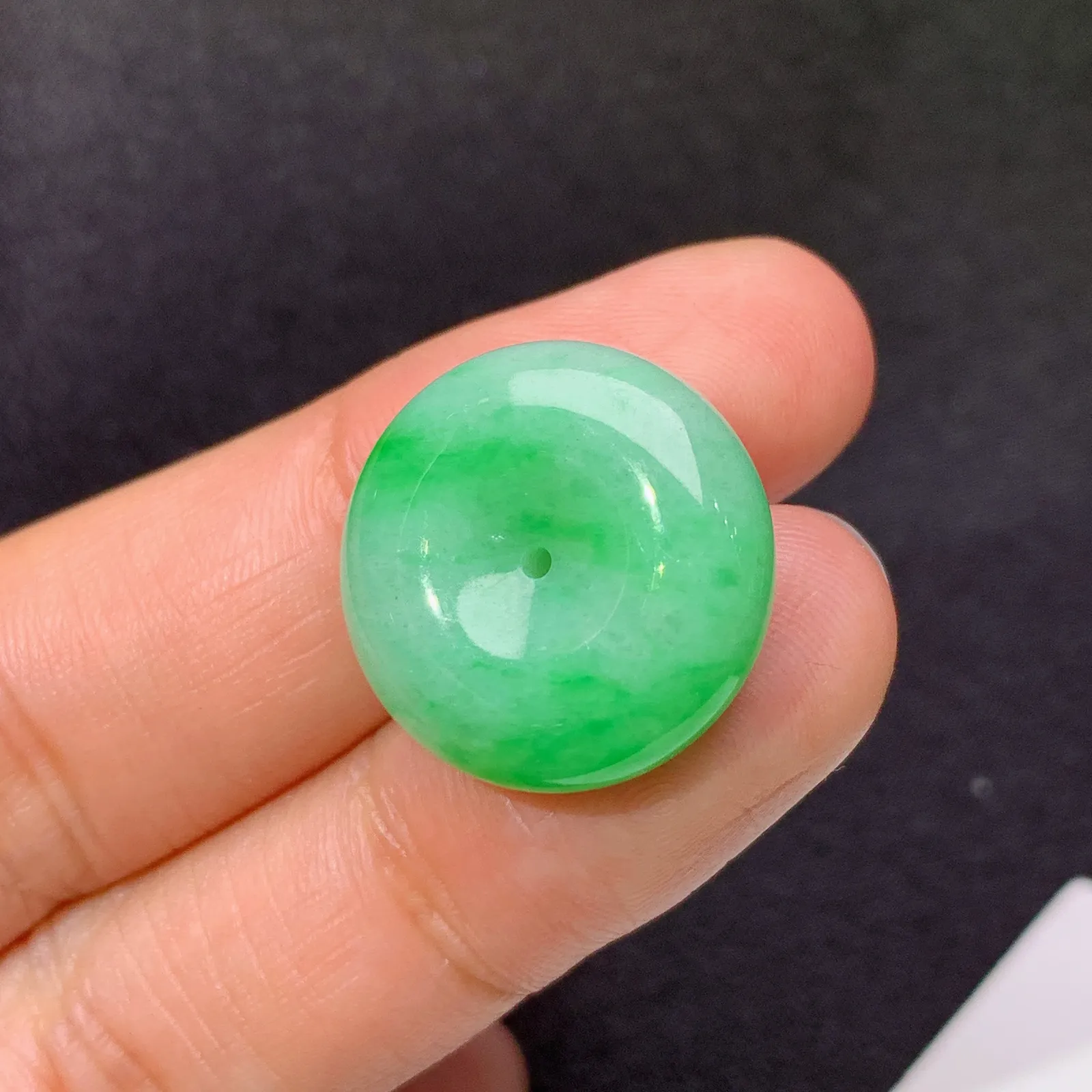 飘绿平安扣，冰润色阳，玉质细腻，种水足 尺寸18.2*6.6