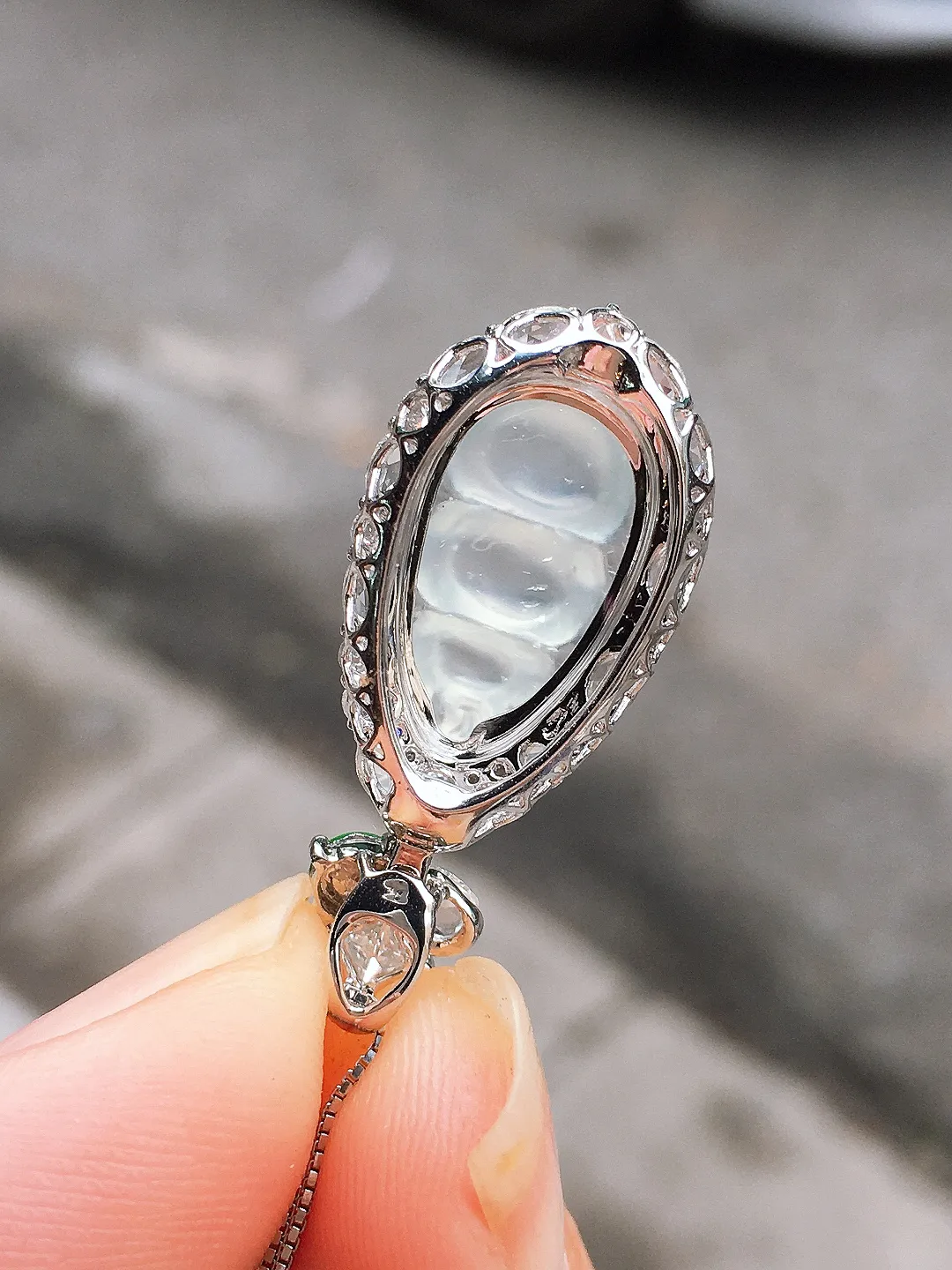 玻璃种福豆吊坠，玉质细腻，荧光感超
强，饱满圆润，尽显优雅气质，18k
金豪华镶嵌