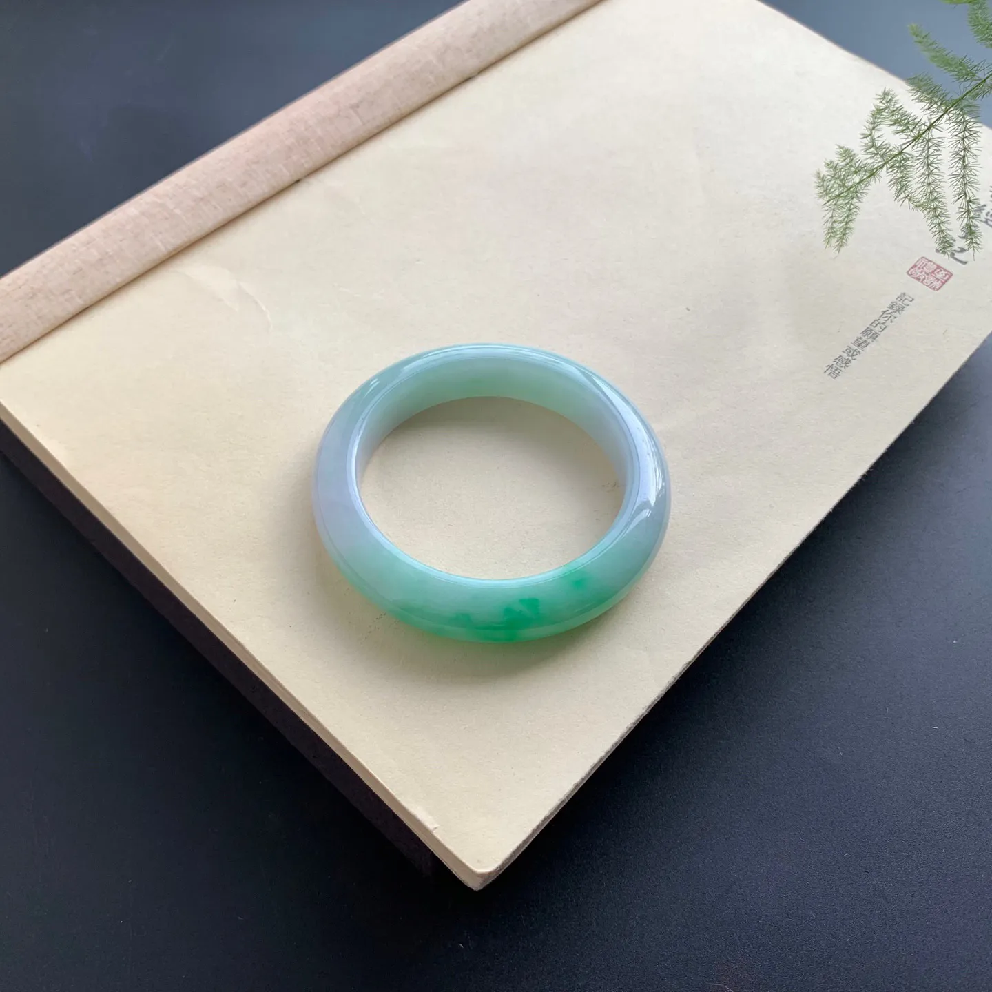 55圈口飘绿正圈手镯 尺寸：55-12.2-9.8，无纹裂，色泽靓丽，优美迷人